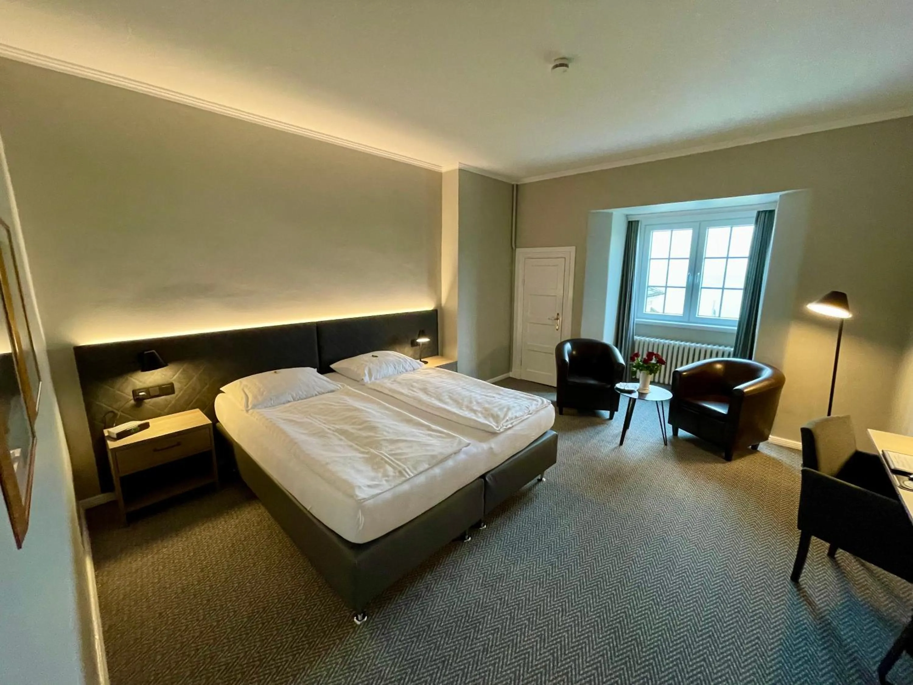 Photo of the whole room, Bed in Kurhaus Hotel