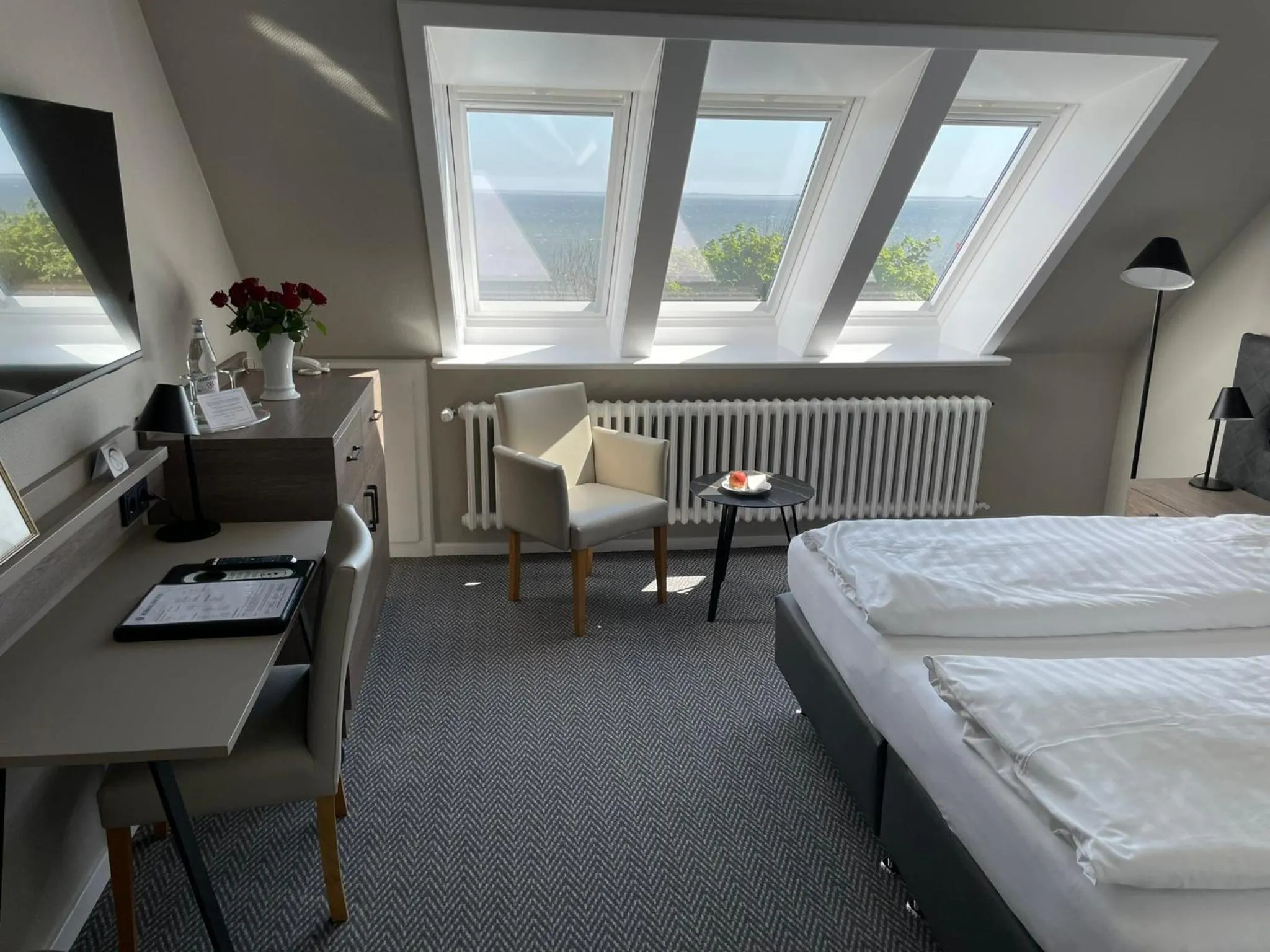 Photo of the whole room, Bed in Kurhaus Hotel