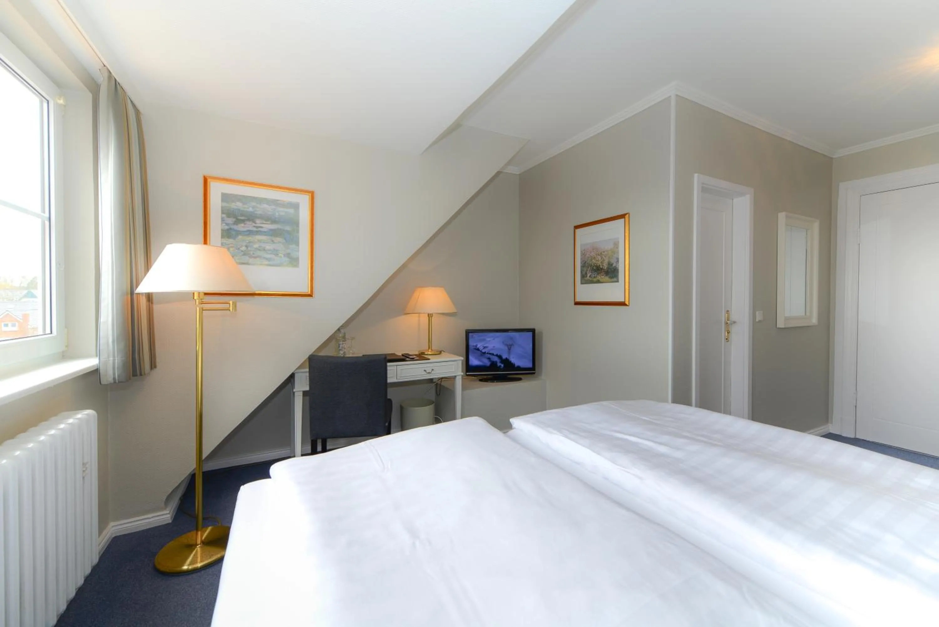 Photo of the whole room, Bed in Kurhaus Hotel