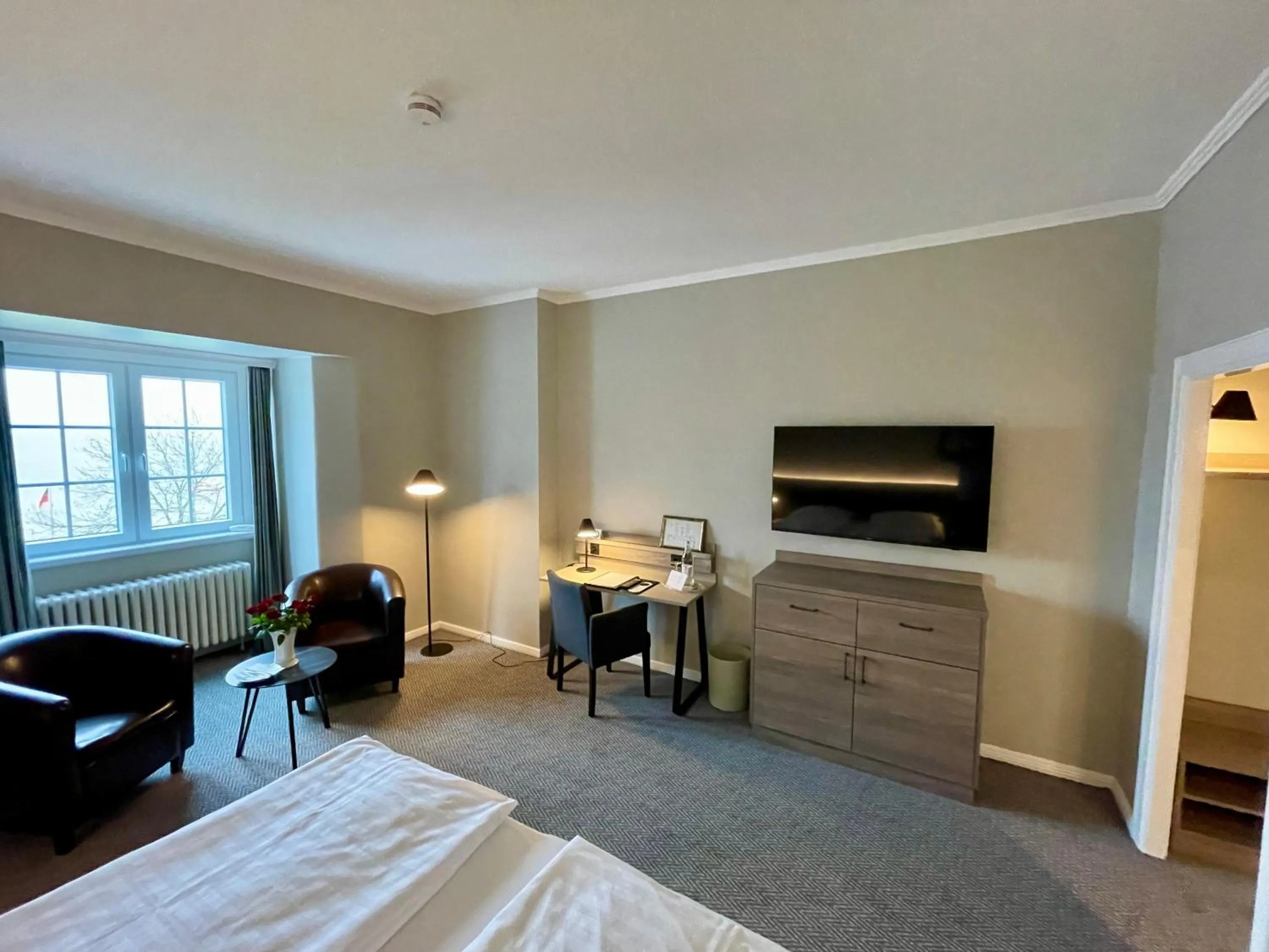 Photo of the whole room, Bed in Kurhaus Hotel
