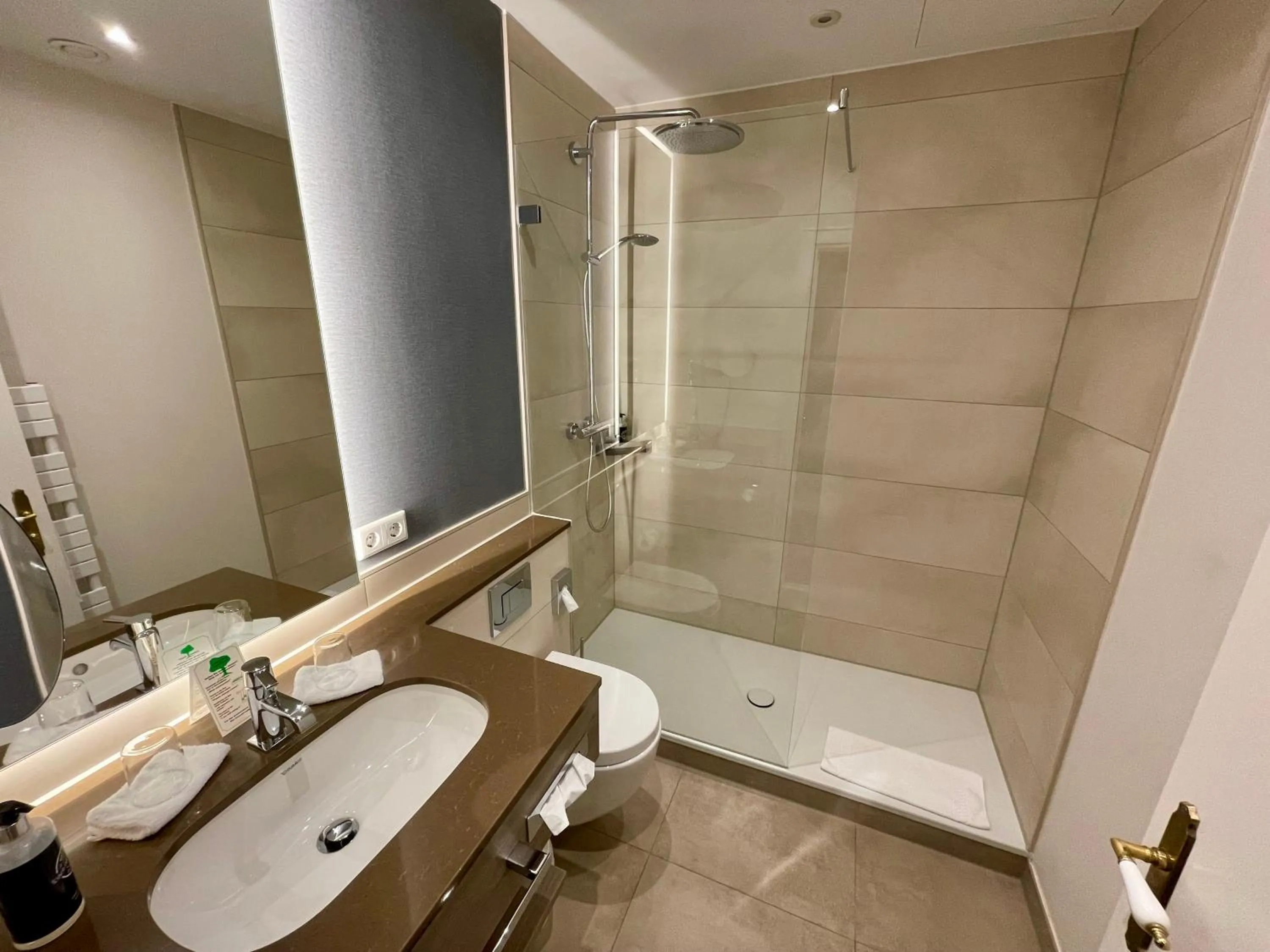 Bathroom in Kurhaus Hotel