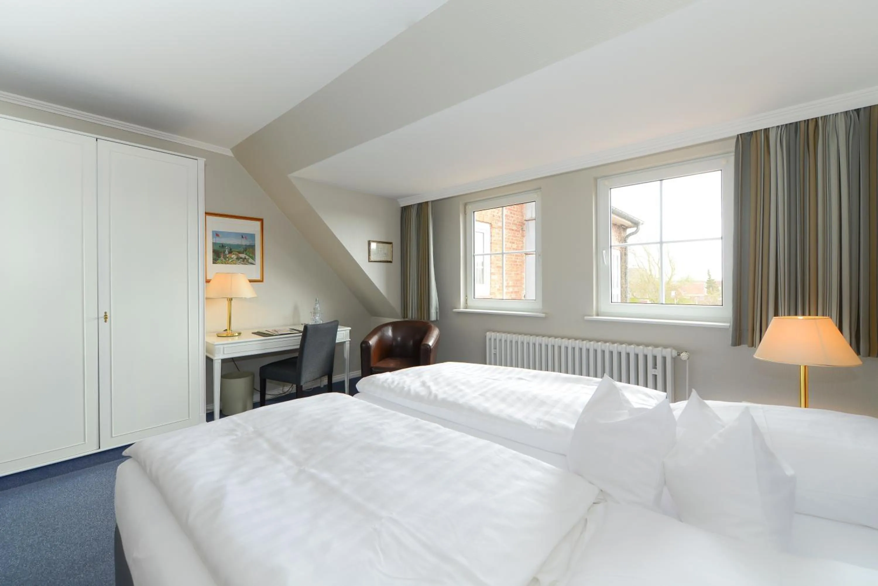 Photo of the whole room, Bed in Kurhaus Hotel