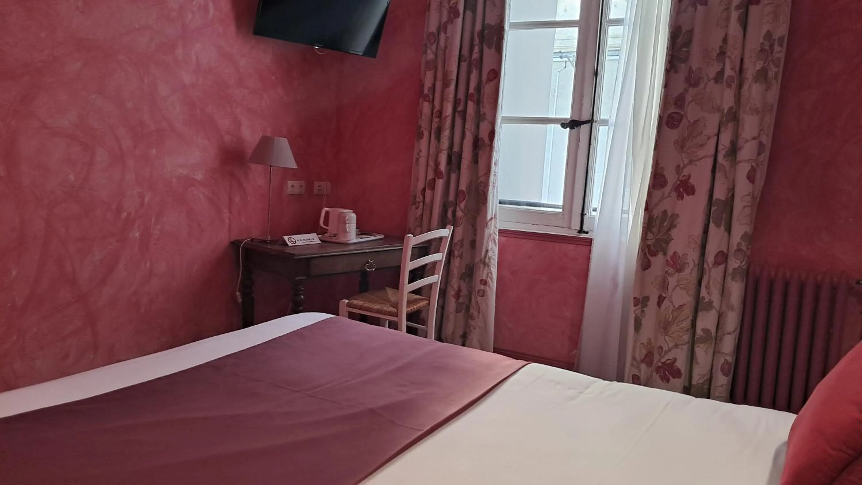 Bed in Hôtel du Palais