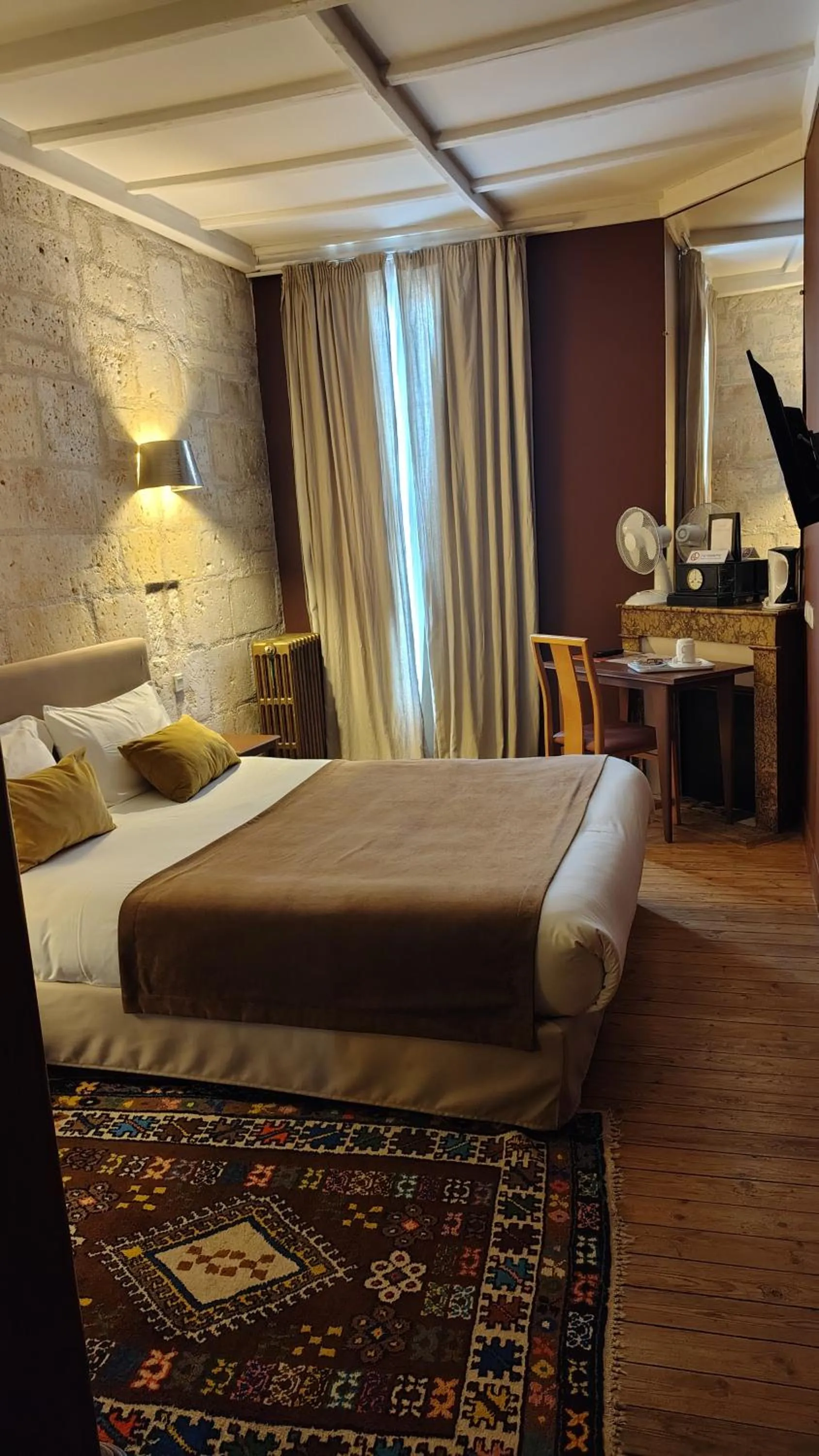 Bed in Hôtel du Palais