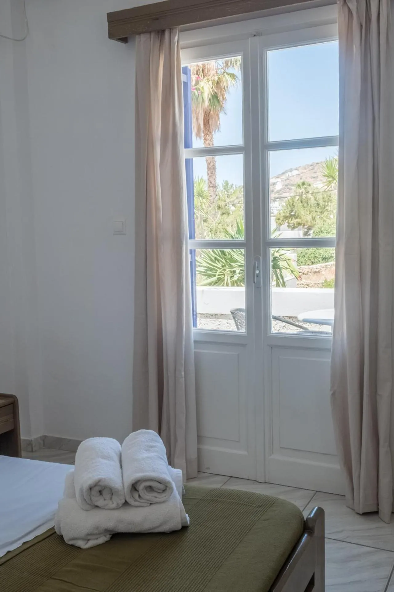 Bedroom, Bed in Paradise Apartments Studios