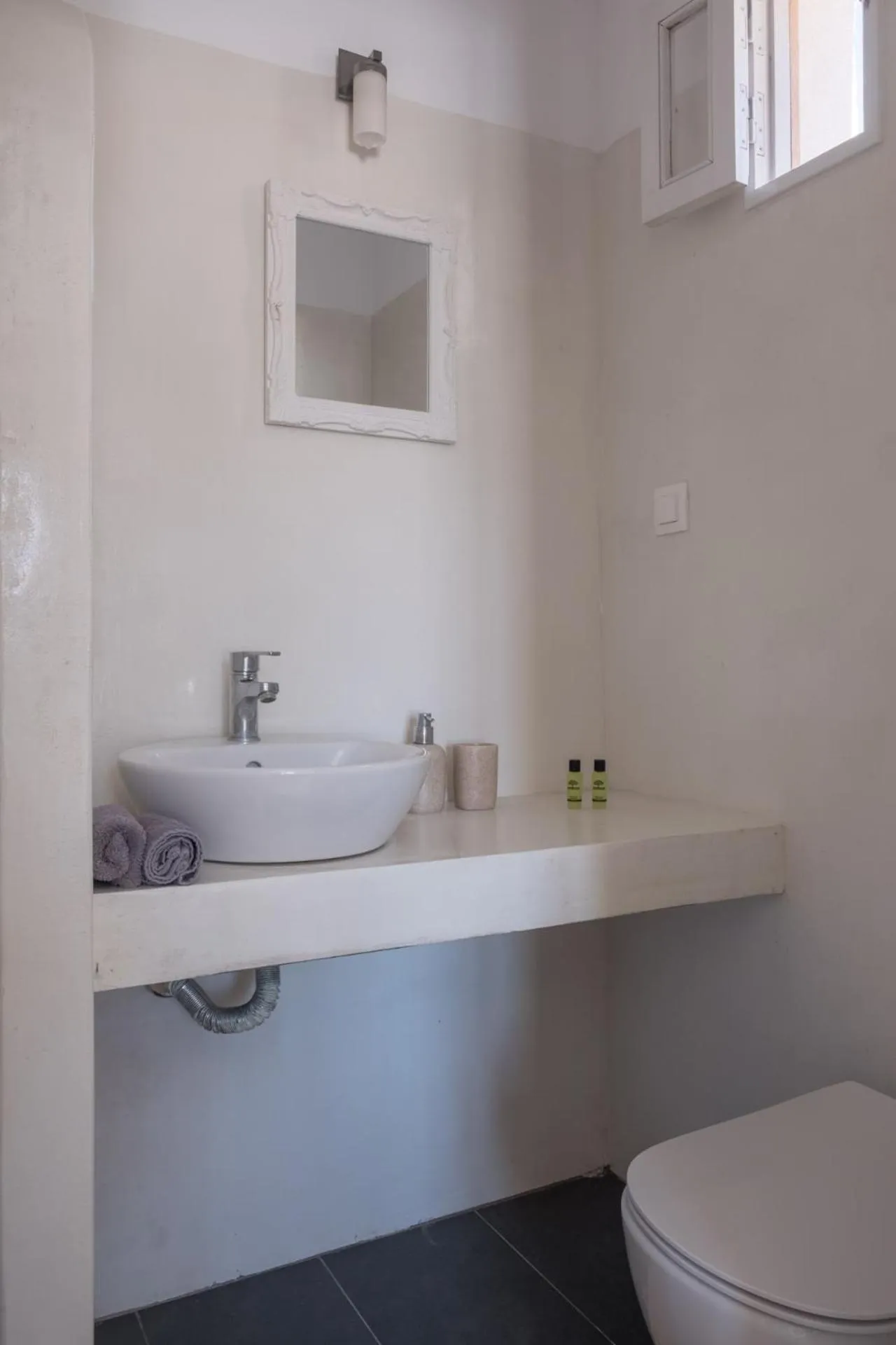 Bathroom in Paradise Apartments Studios