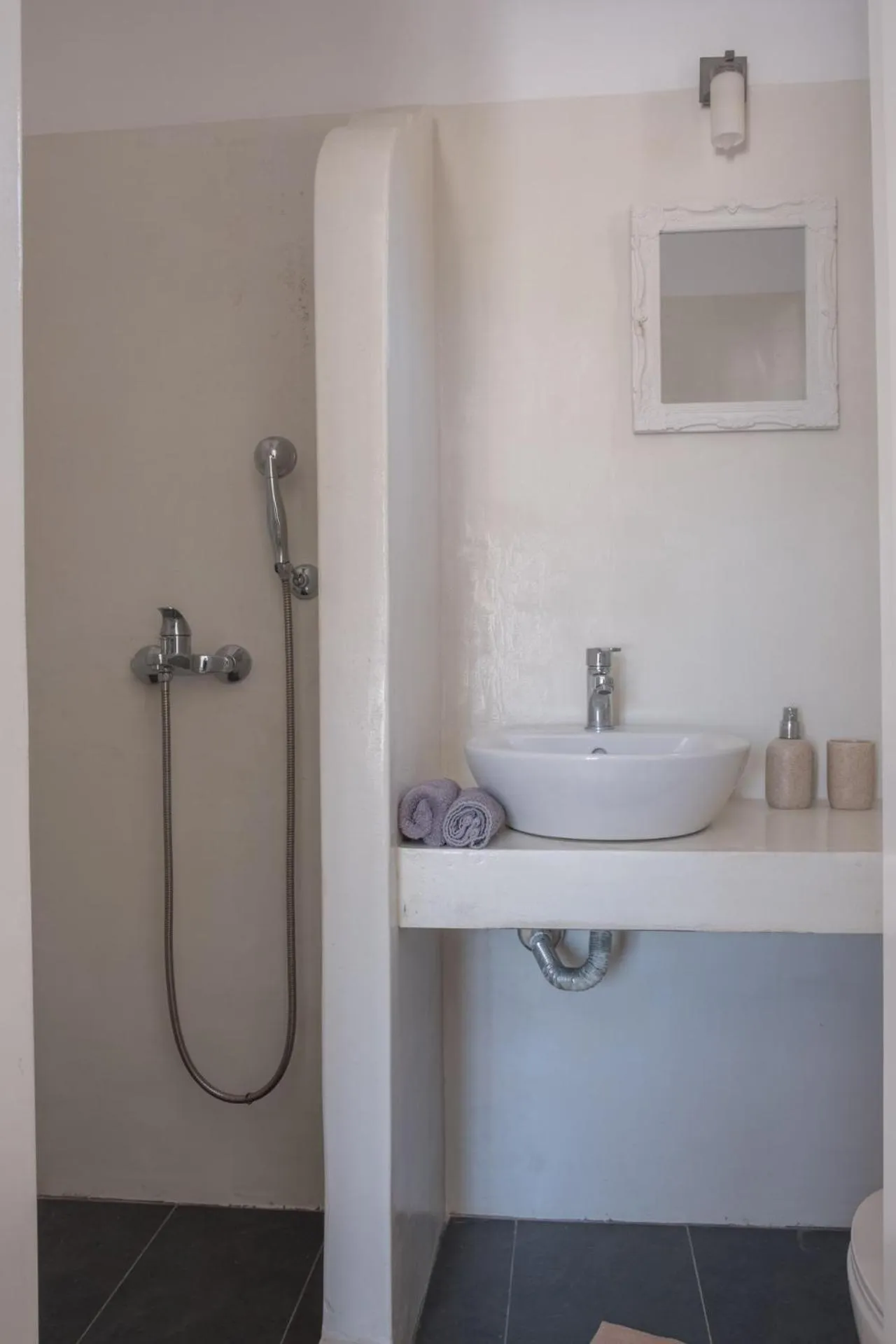 Bathroom in Paradise Apartments Studios