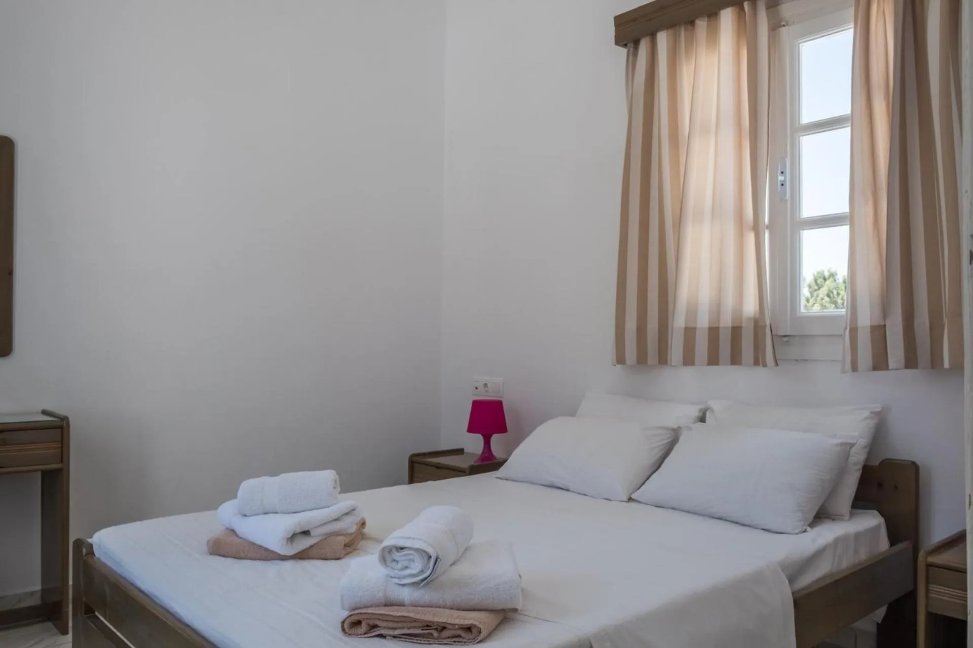 Bedroom, Bed in Paradise Apartments Studios