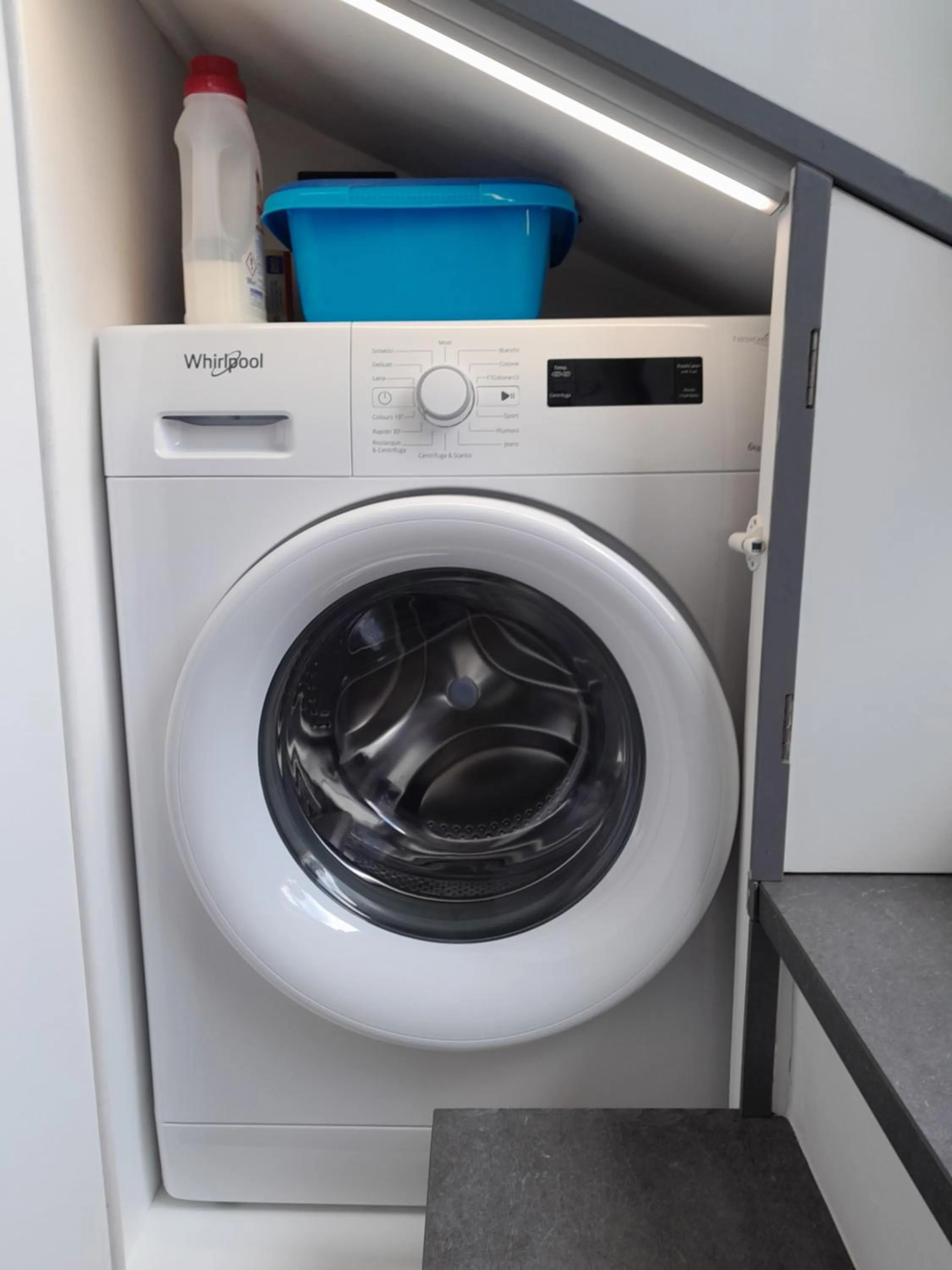 washing machine in Alloggio Fronte Egizio