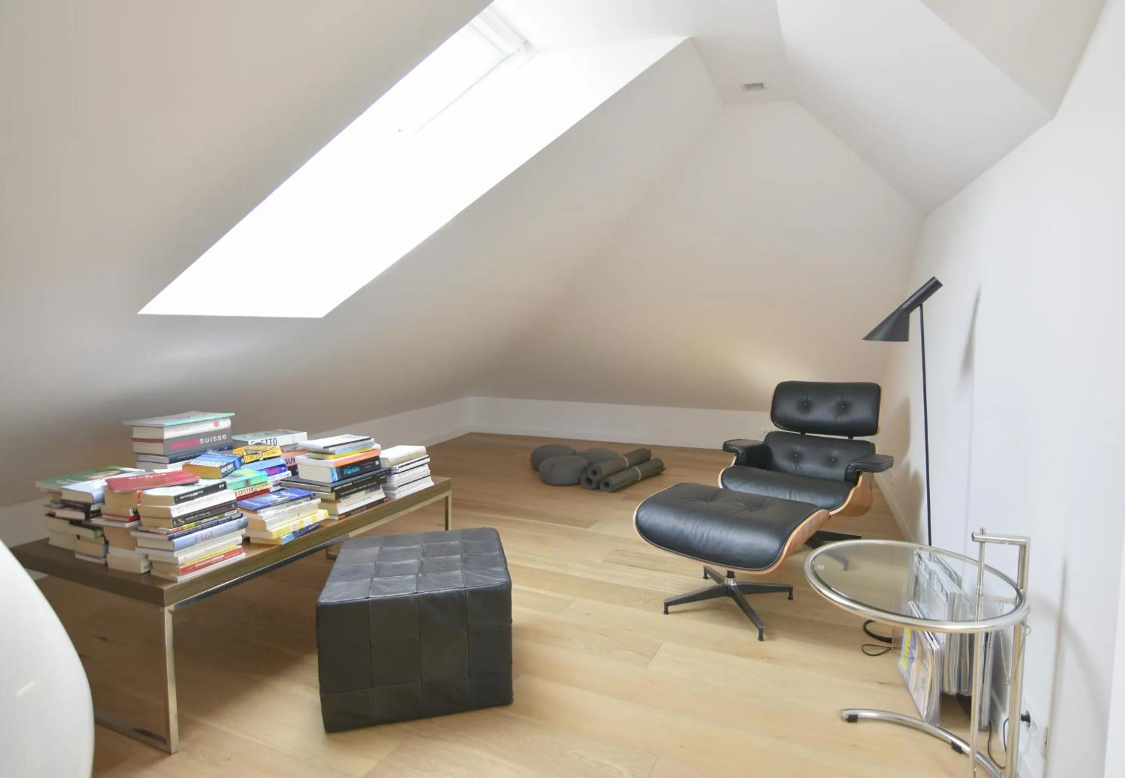 Library in Divota Apartment Hotel