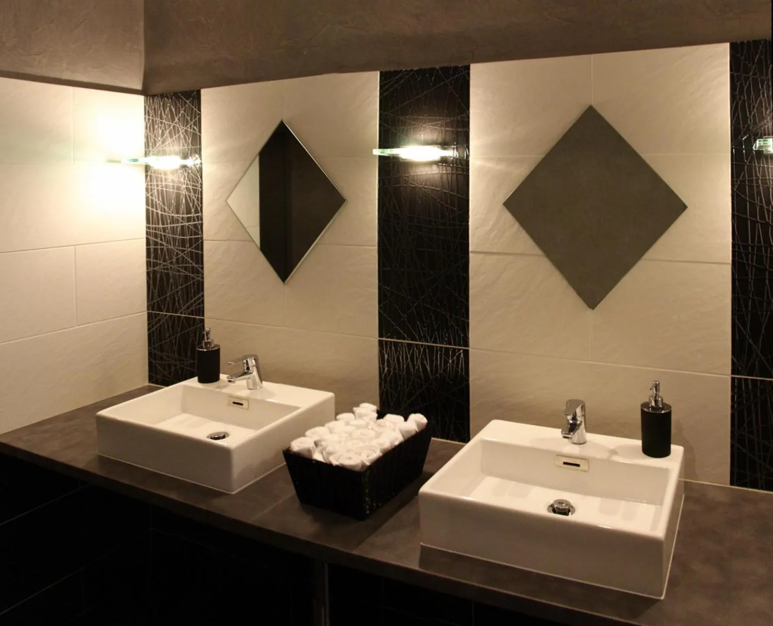 Bathroom in Hôtel & Restaurant - Le Manoir des Cèdres - piscine extérieure et climatisation