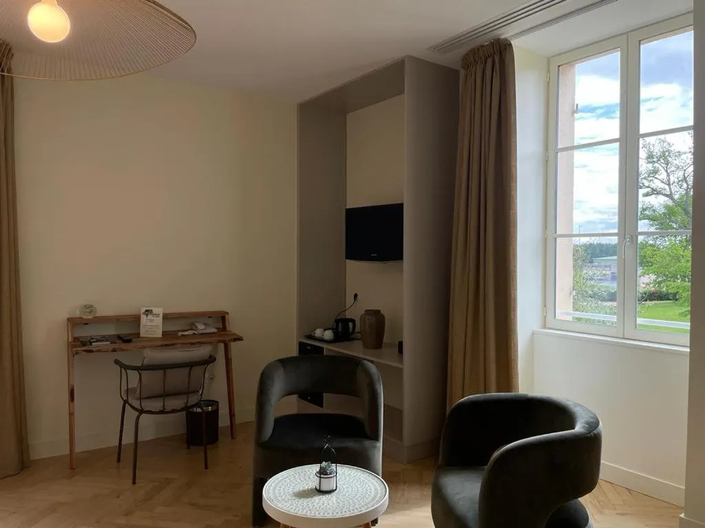 Hôtel & Restaurant - Le Manoir des Cèdres - piscine extérieure et climatisation