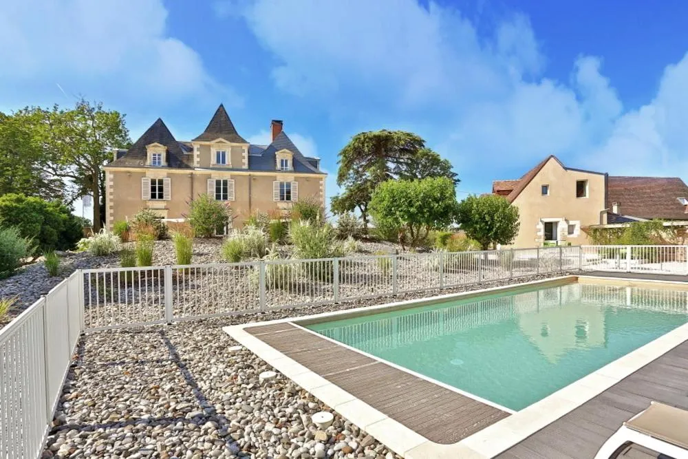 Swimming pool in Hôtel & Restaurant - Le Manoir des Cèdres - piscine extérieure et climatisation