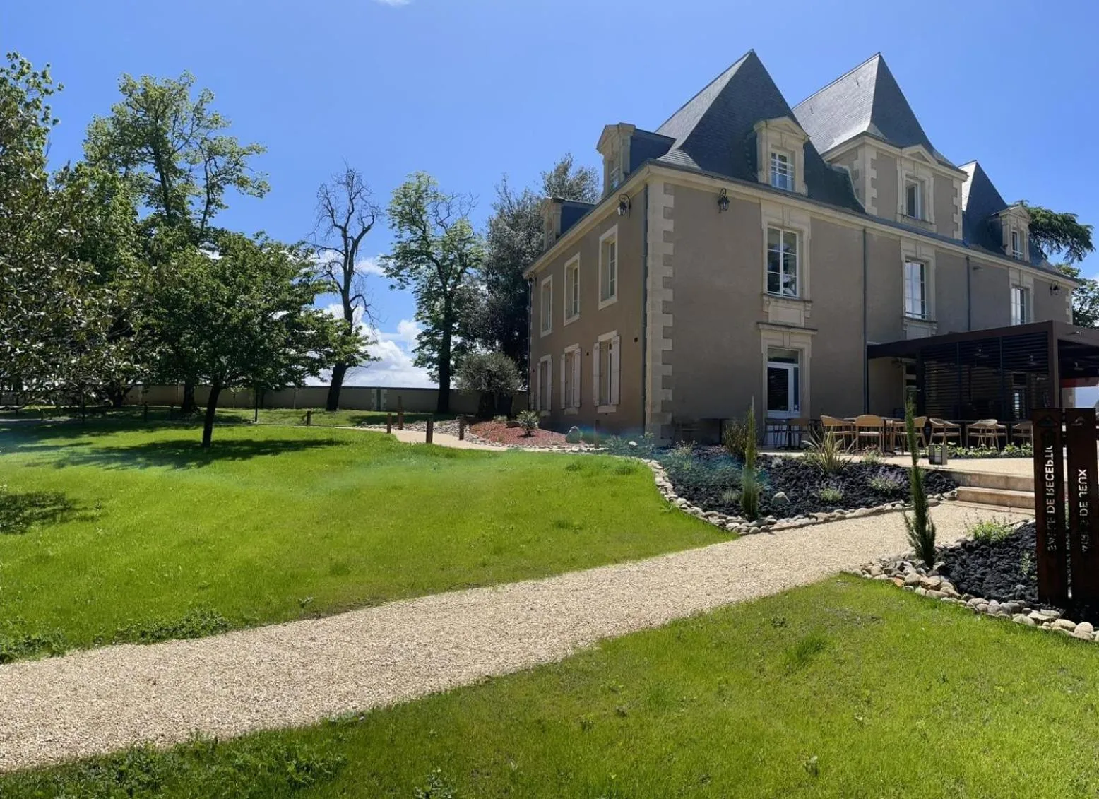 Property building in Hôtel & Restaurant - Le Manoir des Cèdres - piscine extérieure et climatisation