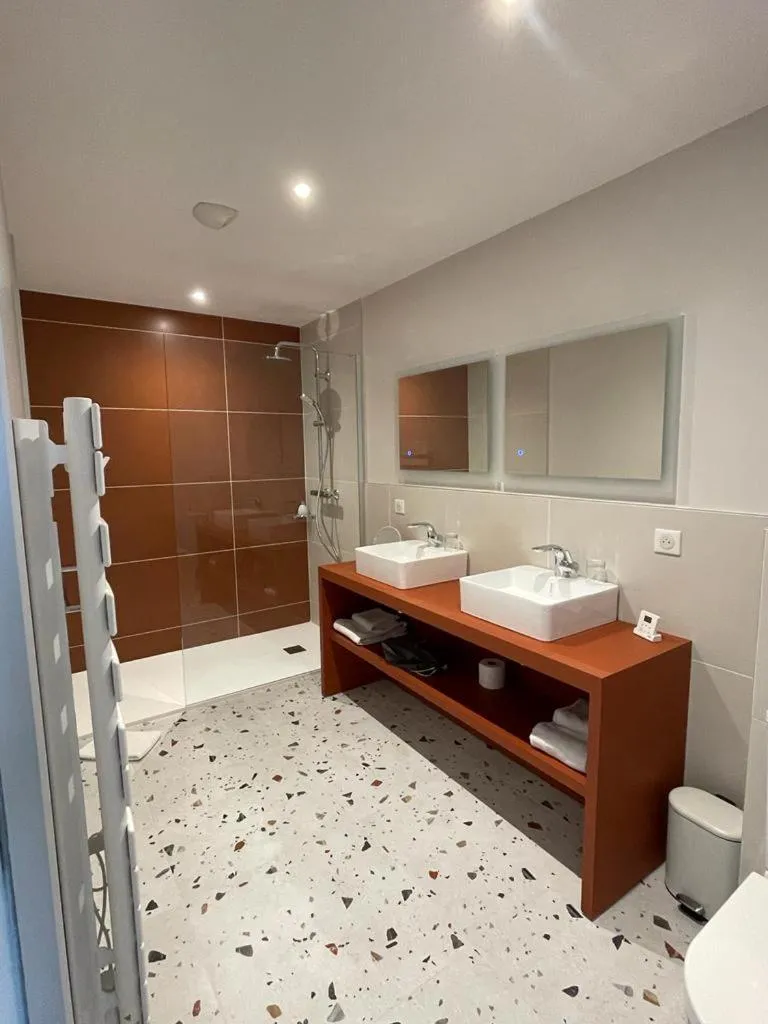 Hôtel & Restaurant - Le Manoir des Cèdres - piscine extérieure et climatisation