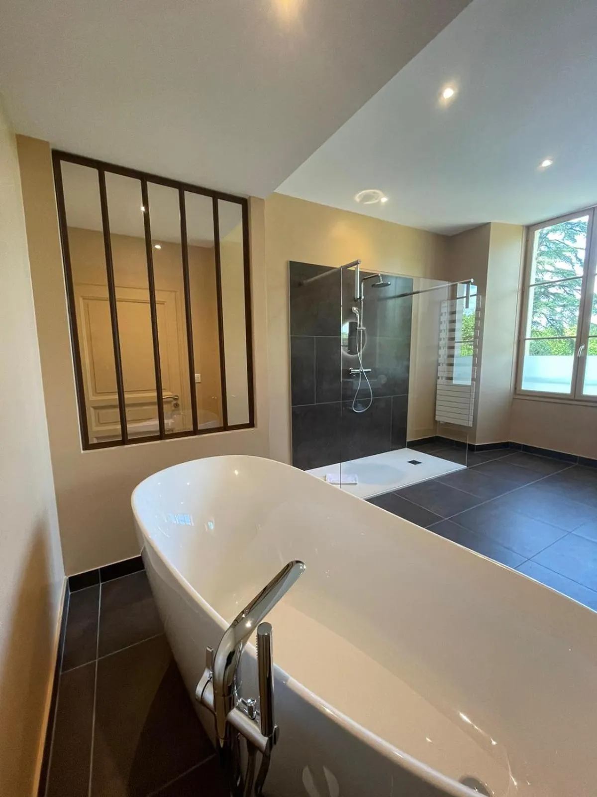 Hôtel & Restaurant - Le Manoir des Cèdres - piscine extérieure et climatisation