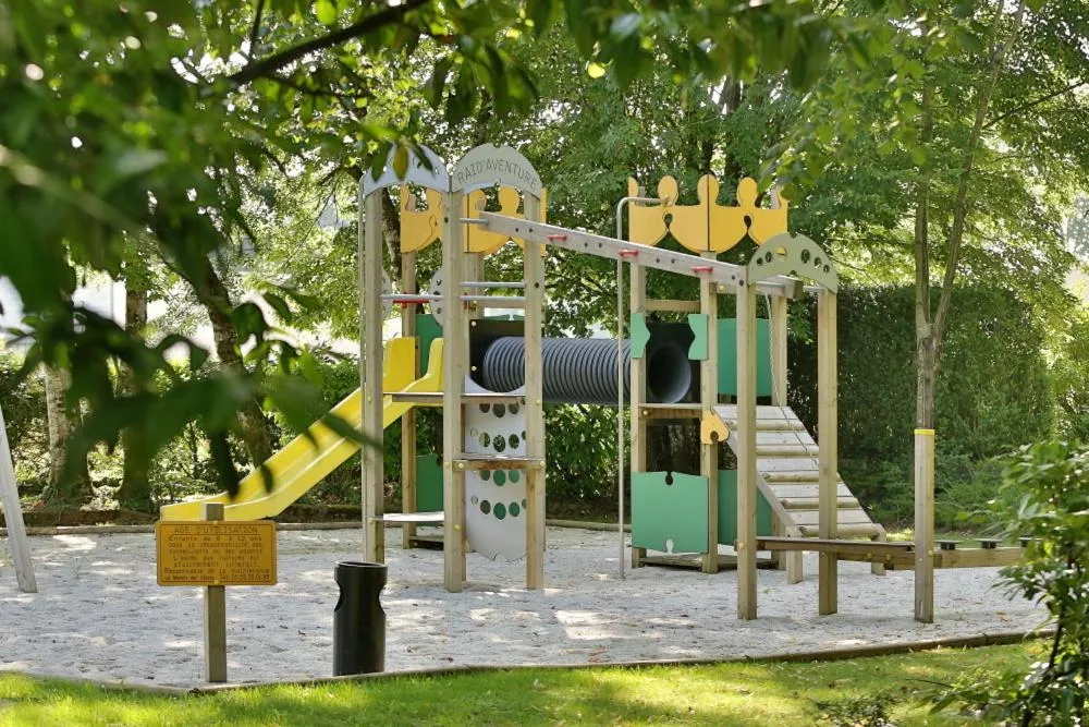 Children play ground in Hôtel & Restaurant - Le Manoir des Cèdres - piscine extérieure et climatisation