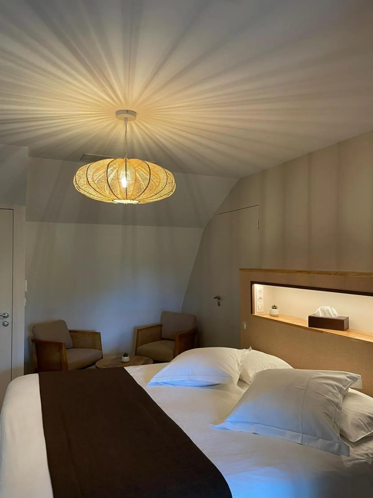 Bedroom, Bed in Hôtel & Restaurant - Le Manoir des Cèdres - piscine extérieure et climatisation