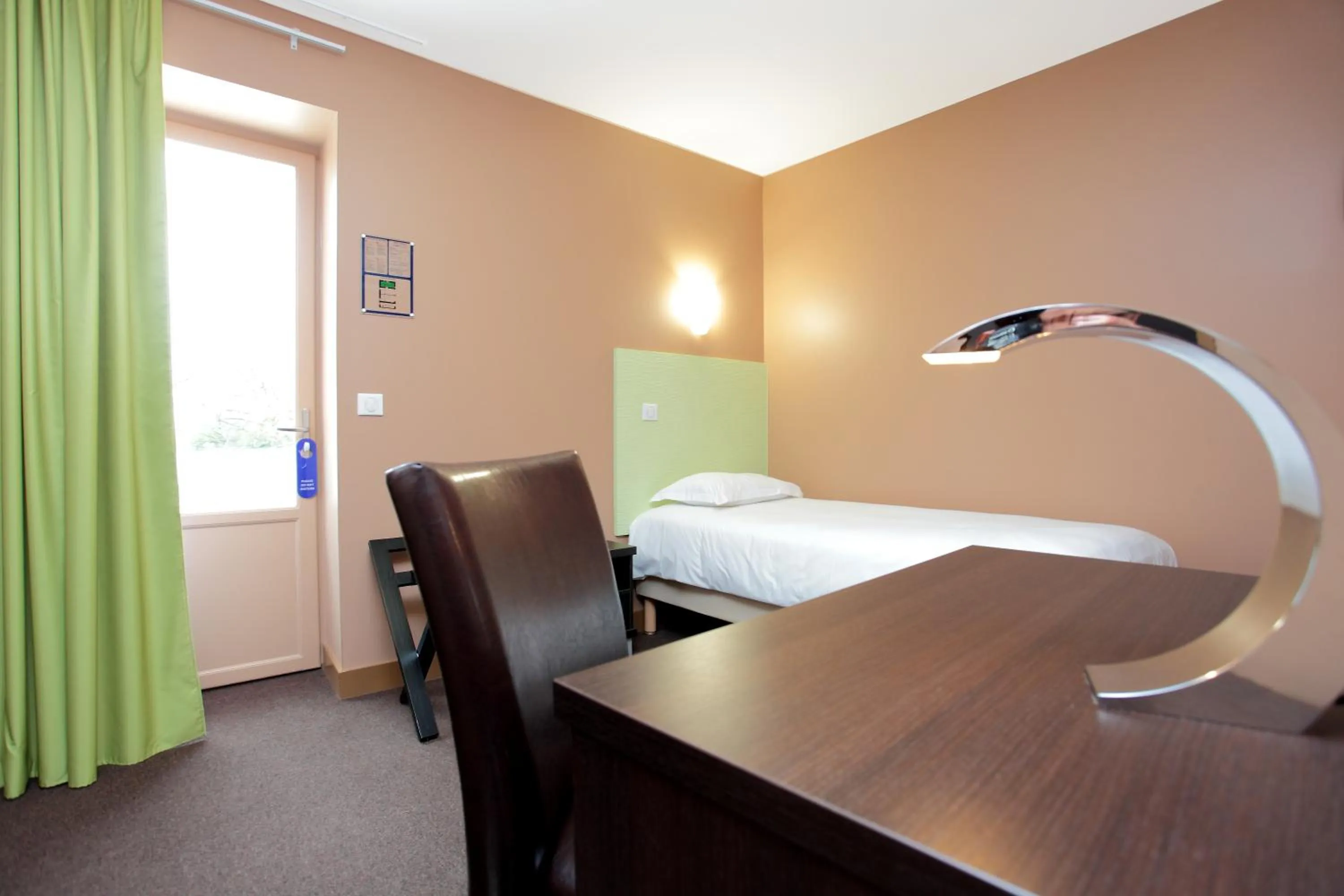 Bed in Hôtel & Restaurant - Le Manoir des Cèdres - piscine extérieure et climatisation