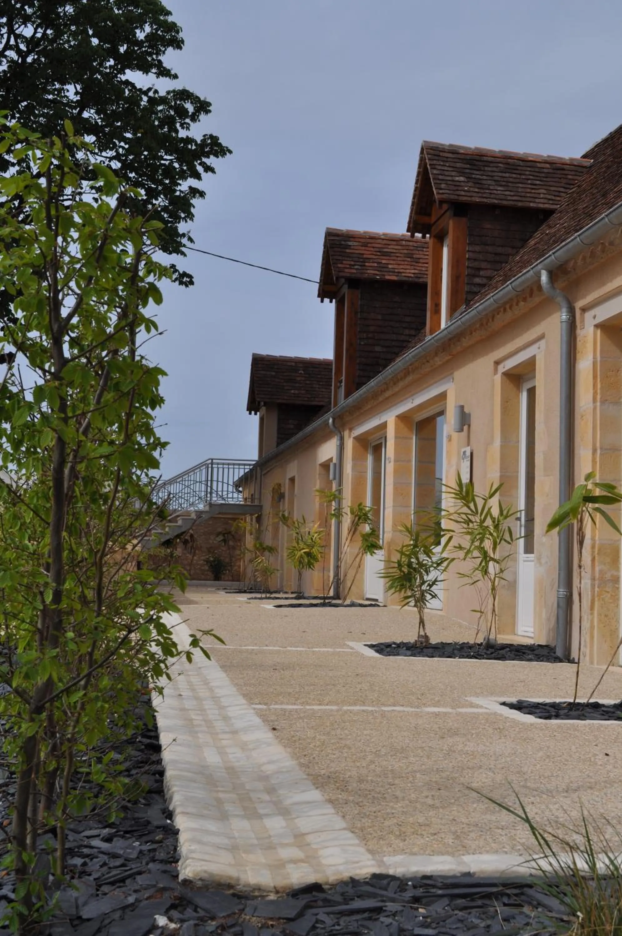 Property building in Hôtel & Restaurant - Le Manoir des Cèdres - piscine extérieure et climatisation