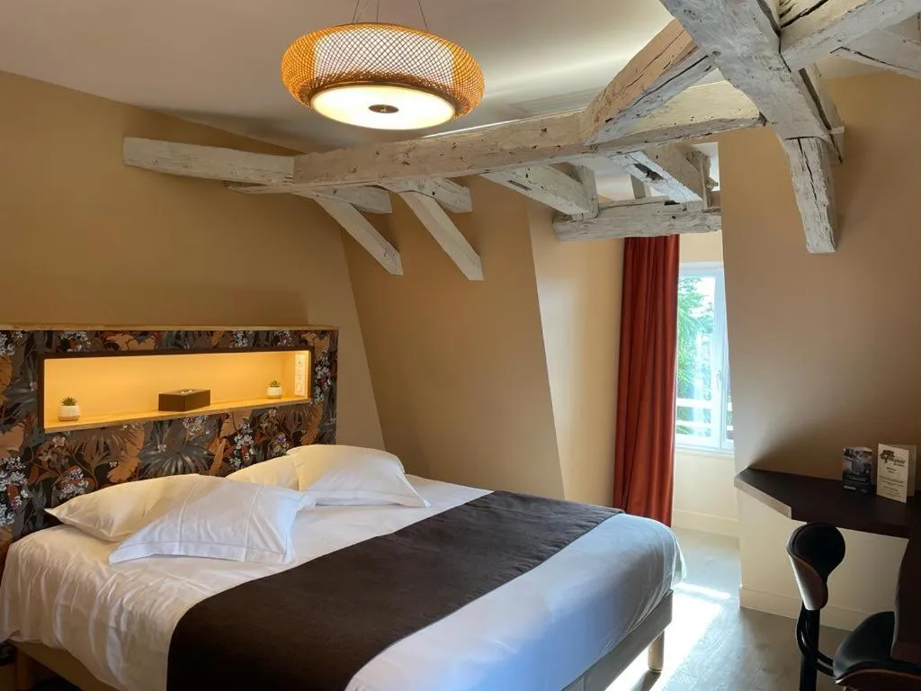 Bed in Hôtel & Restaurant - Le Manoir des Cèdres - piscine extérieure et climatisation