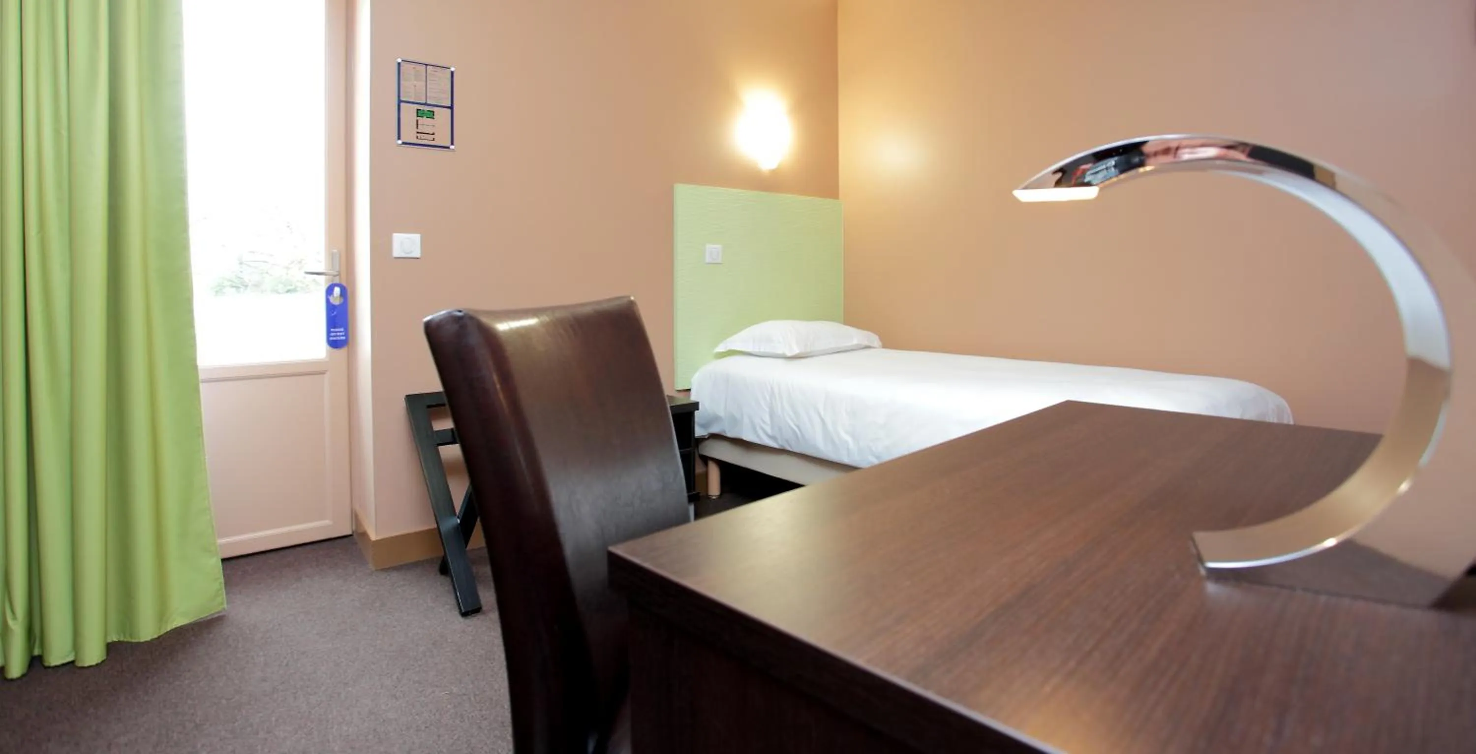 Bed in Hôtel & Restaurant - Le Manoir des Cèdres - piscine extérieure et climatisation