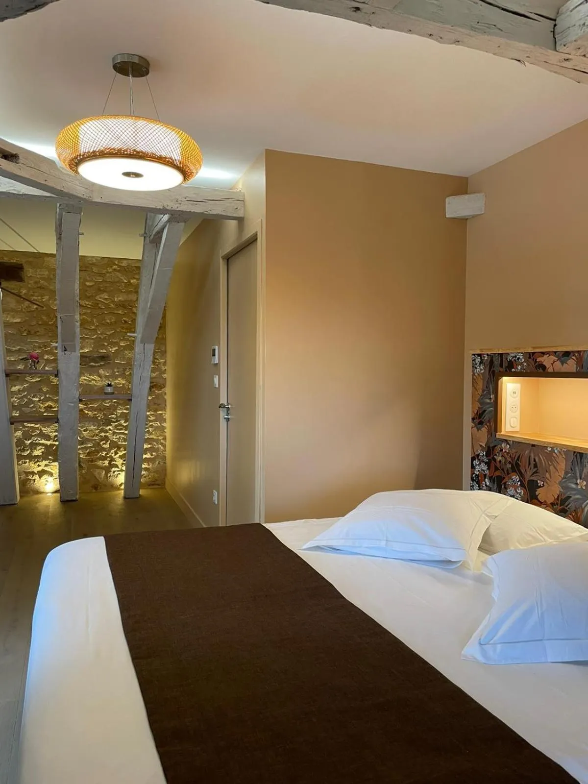Bed in Hôtel & Restaurant - Le Manoir des Cèdres - piscine extérieure et climatisation