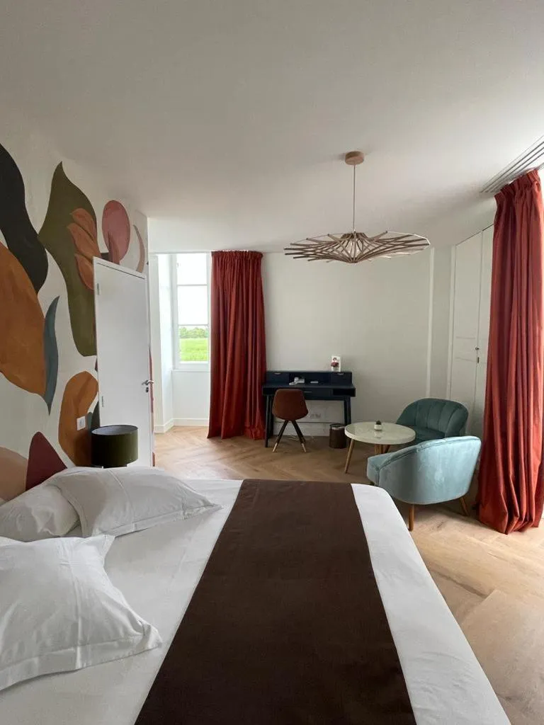 Bed in Hôtel & Restaurant - Le Manoir des Cèdres - piscine extérieure et climatisation