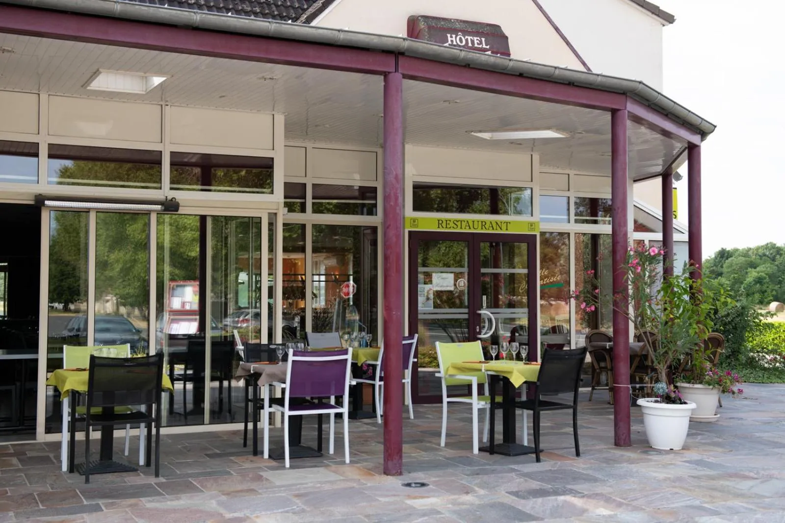 Patio in Logis Hotel Restaurant L'Escapade