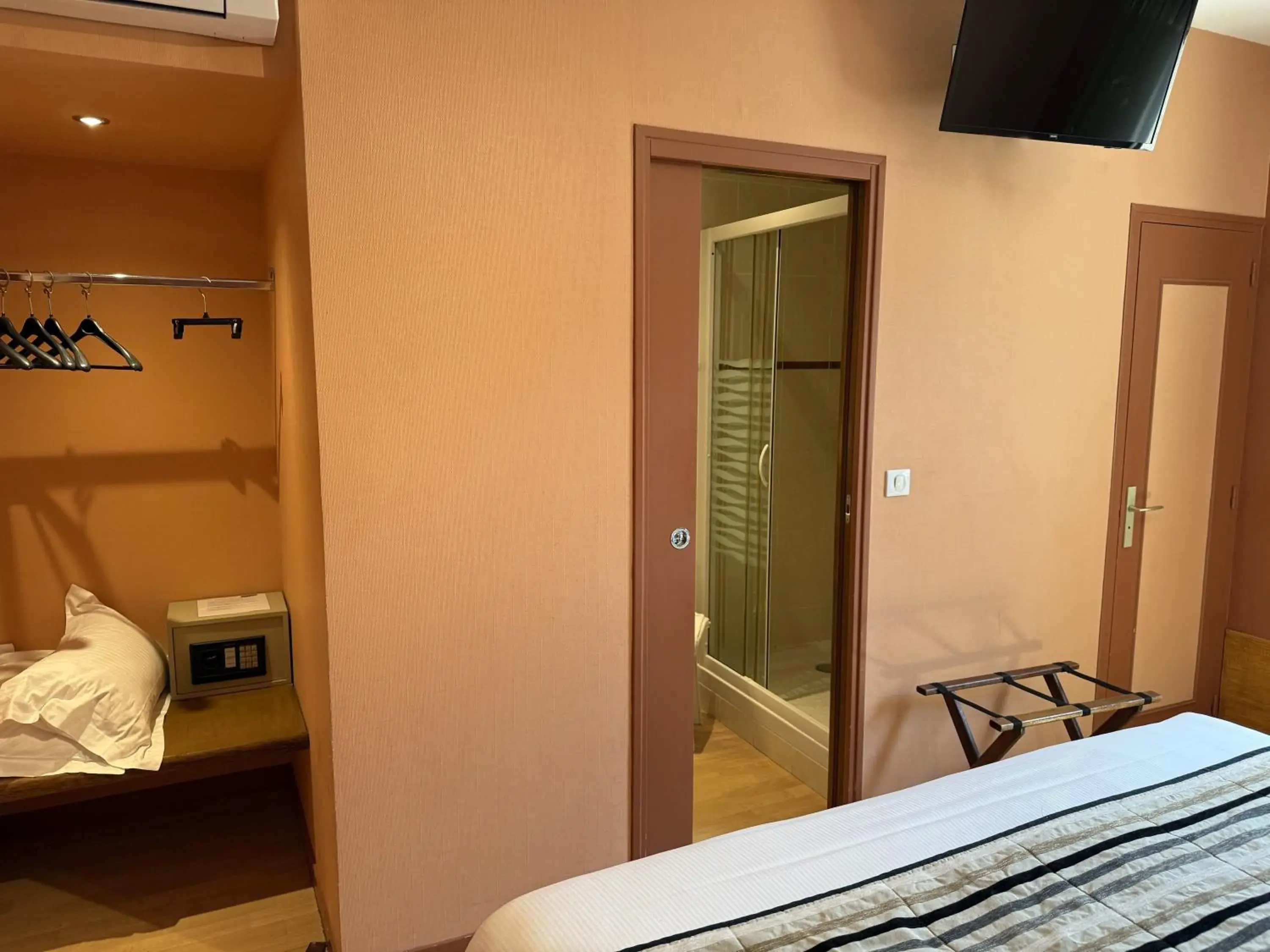 Bedroom, Bed in Logis Hotel Restaurant L'Escapade Bedroom, Bed in Logis Hotel Restaurant L'Escapade