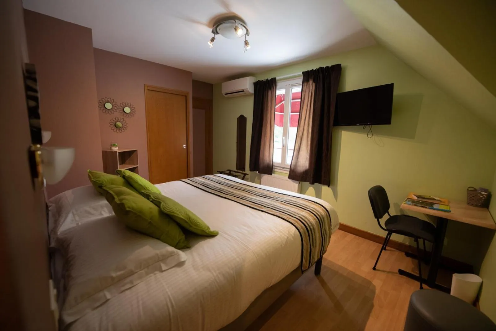 TV and multimedia, Bed in Logis Hotel Restaurant L'Escapade