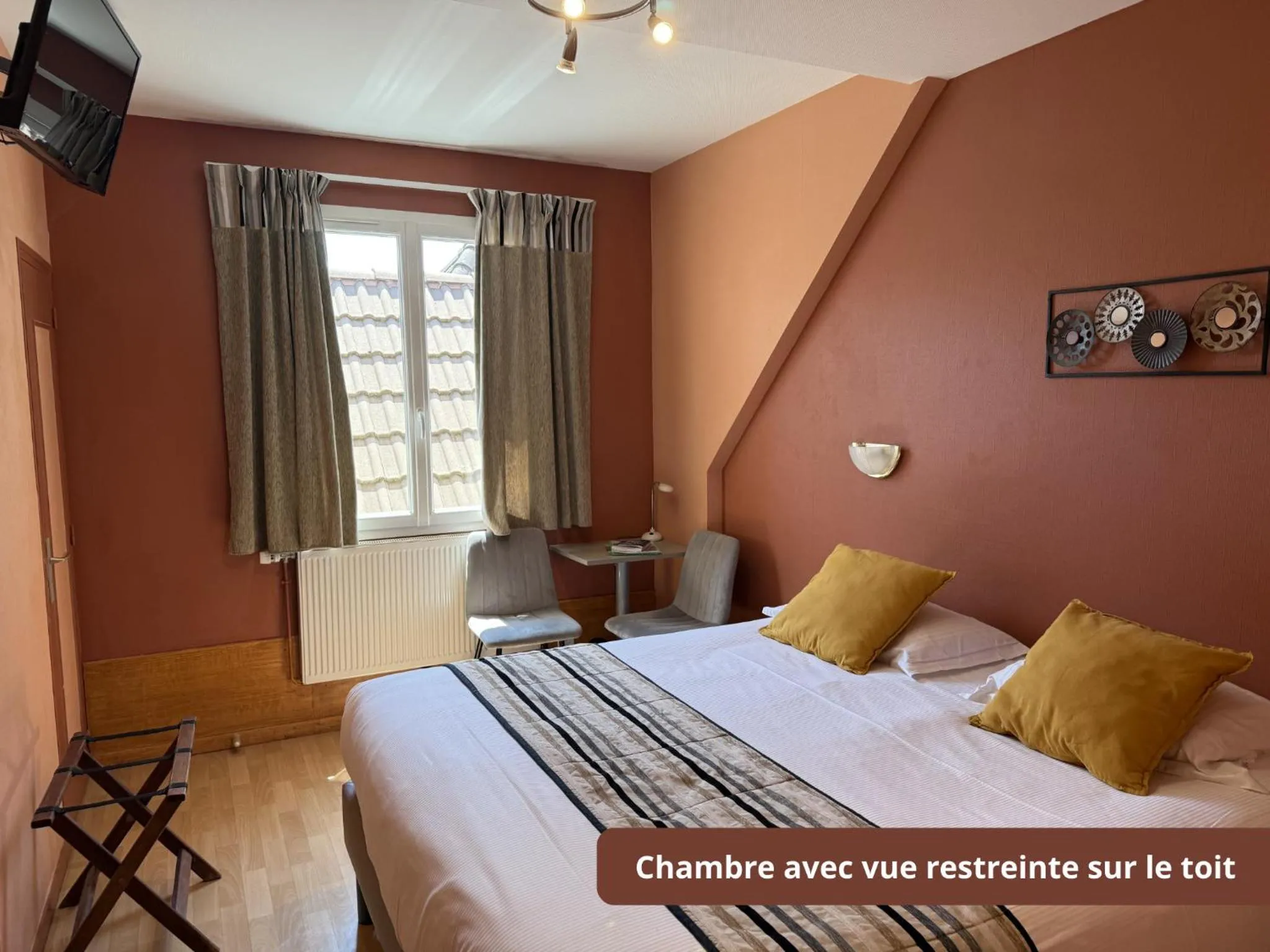 Photo of the whole room, Bed in Logis Hotel Restaurant L'Escapade