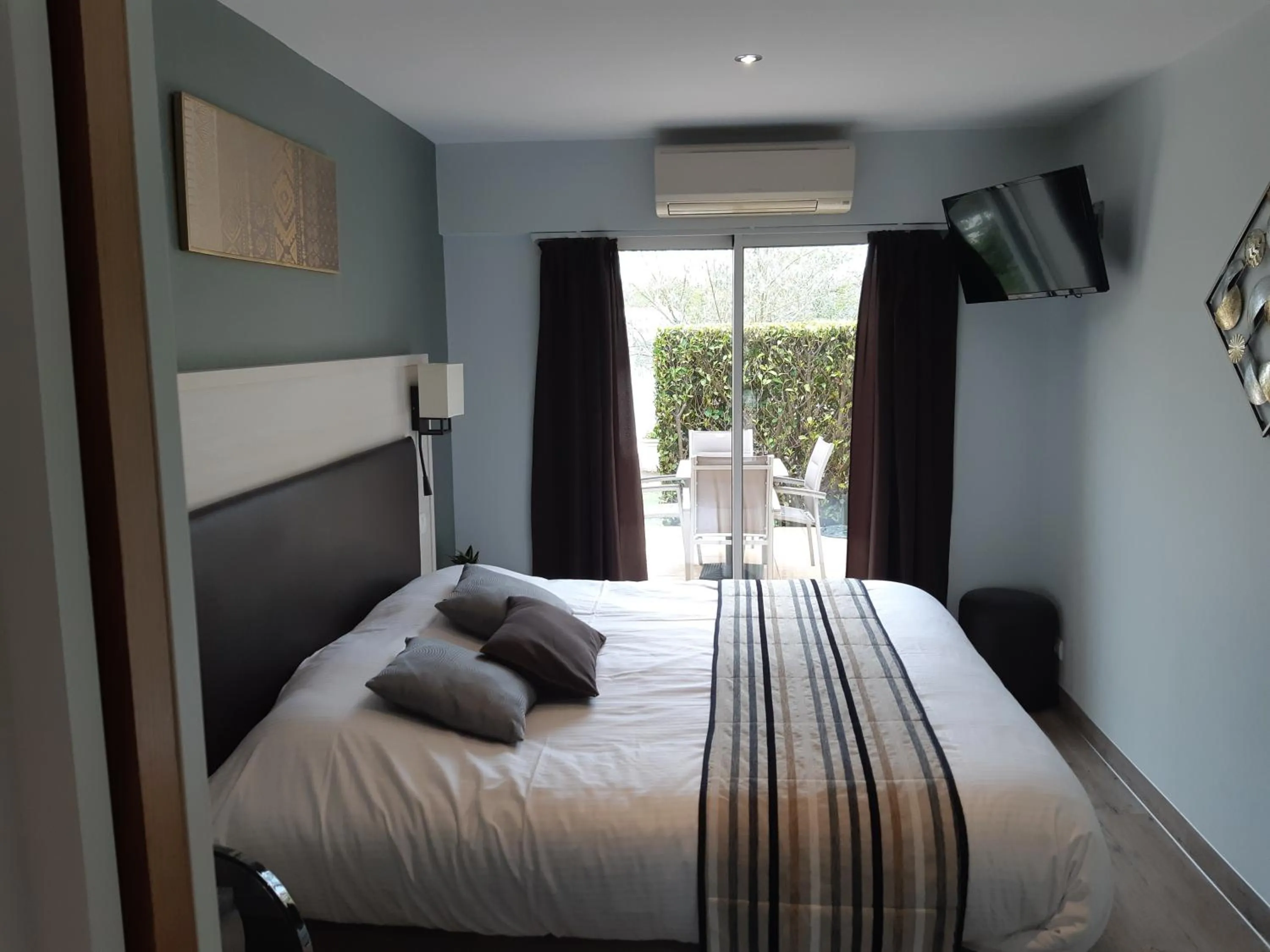 Bed in Logis Hotel Restaurant L'Escapade