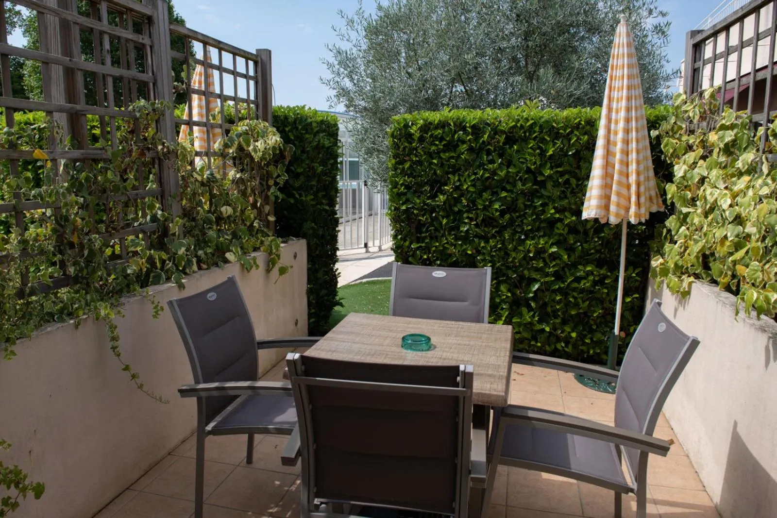 Patio in Logis Hotel Restaurant L'Escapade