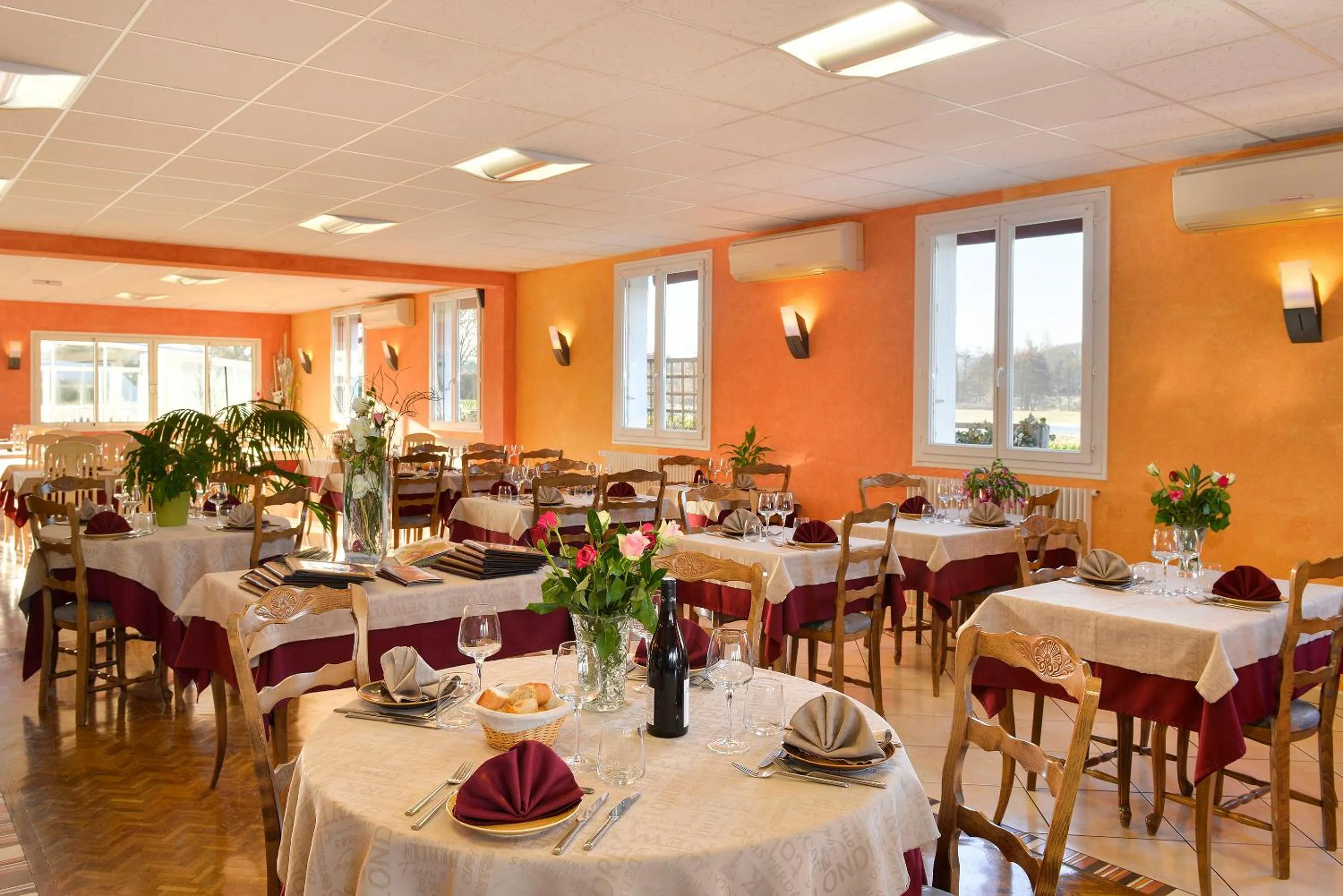 Restaurant/places to eat in Logis Hotel Restaurant L'Escapade