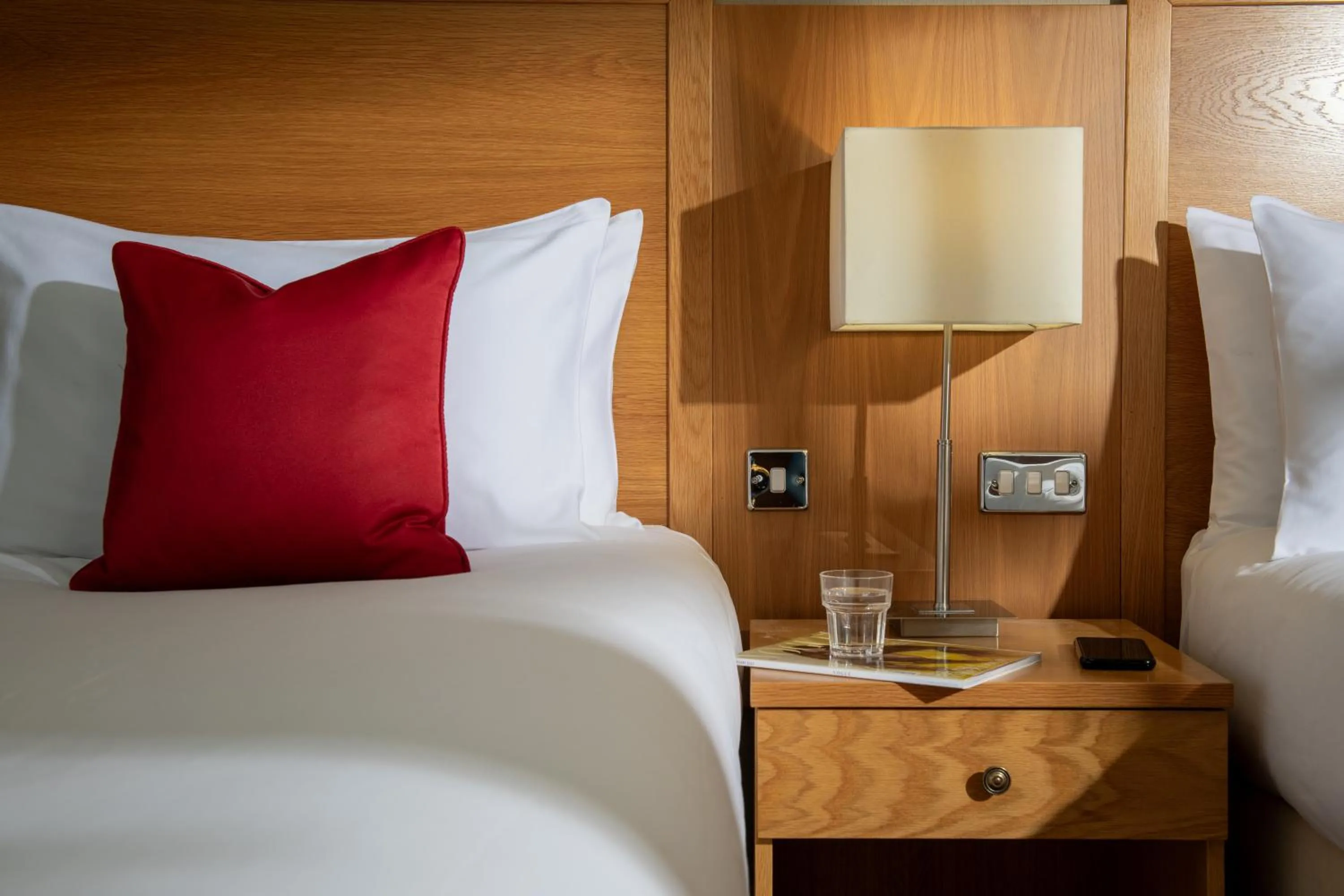 Standard accessible twin room in North Lakes Hotel and Spa