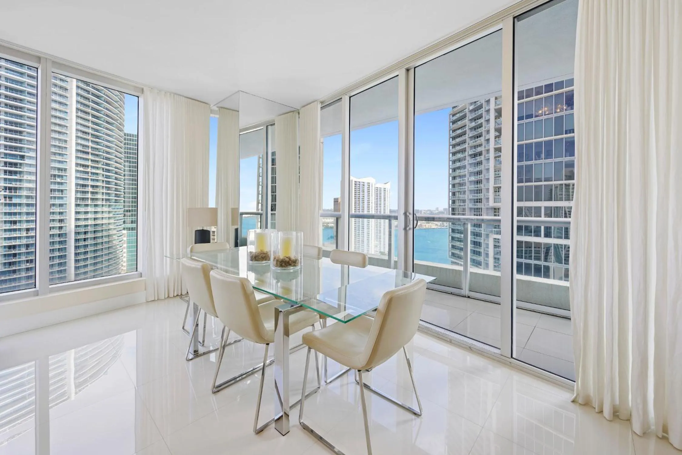 Dining area in ICON Brickell residences