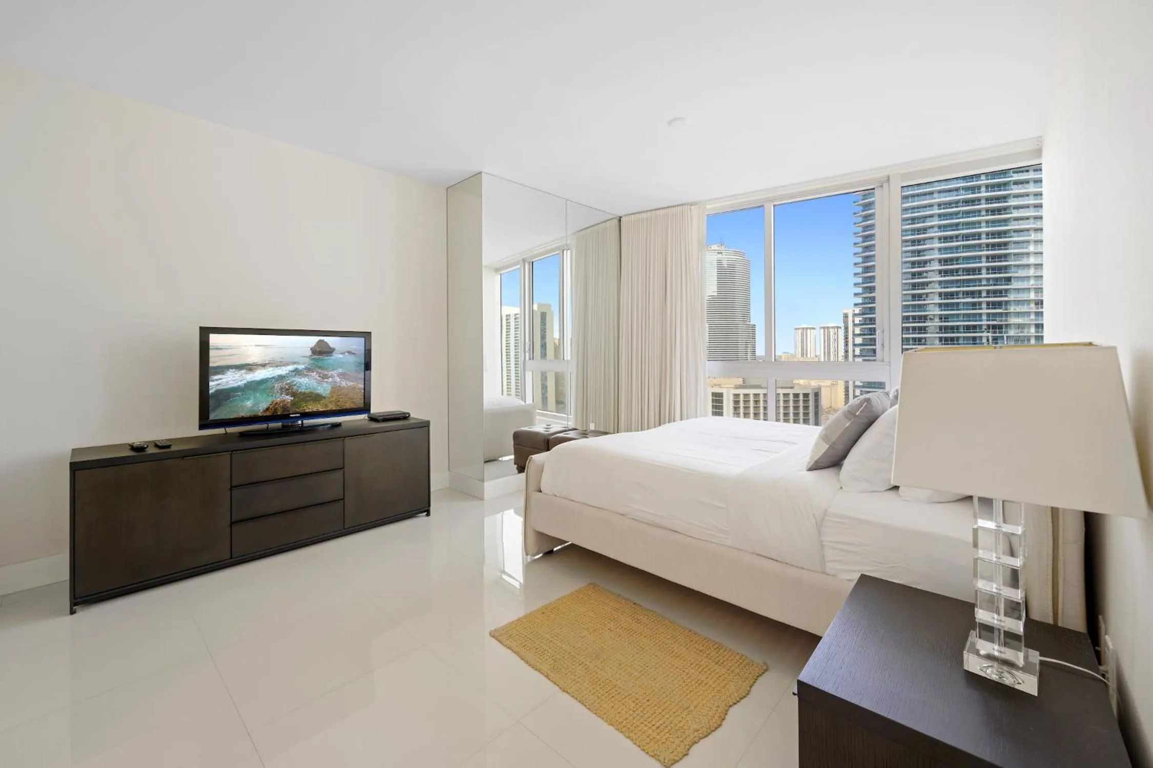 TV and multimedia, Bed in ICON Brickell residences