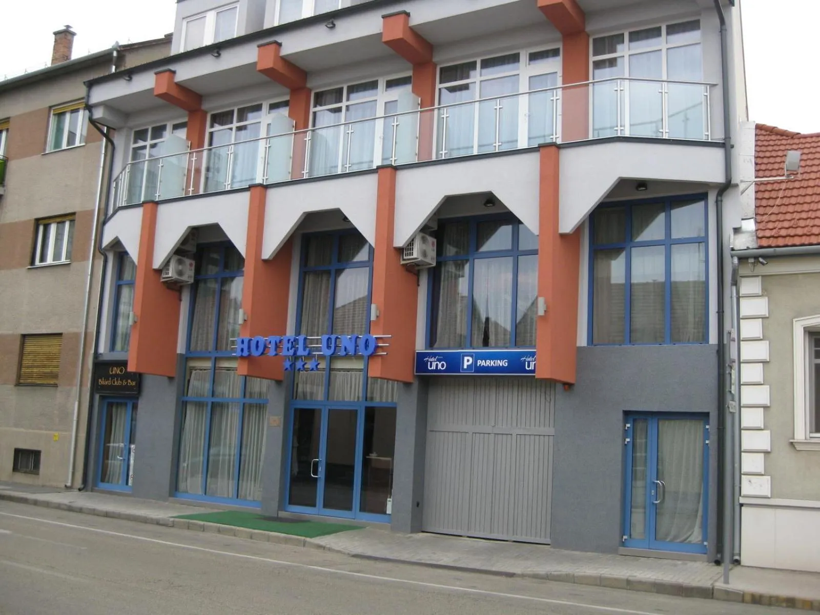 Facade/entrance in Hotel Uno