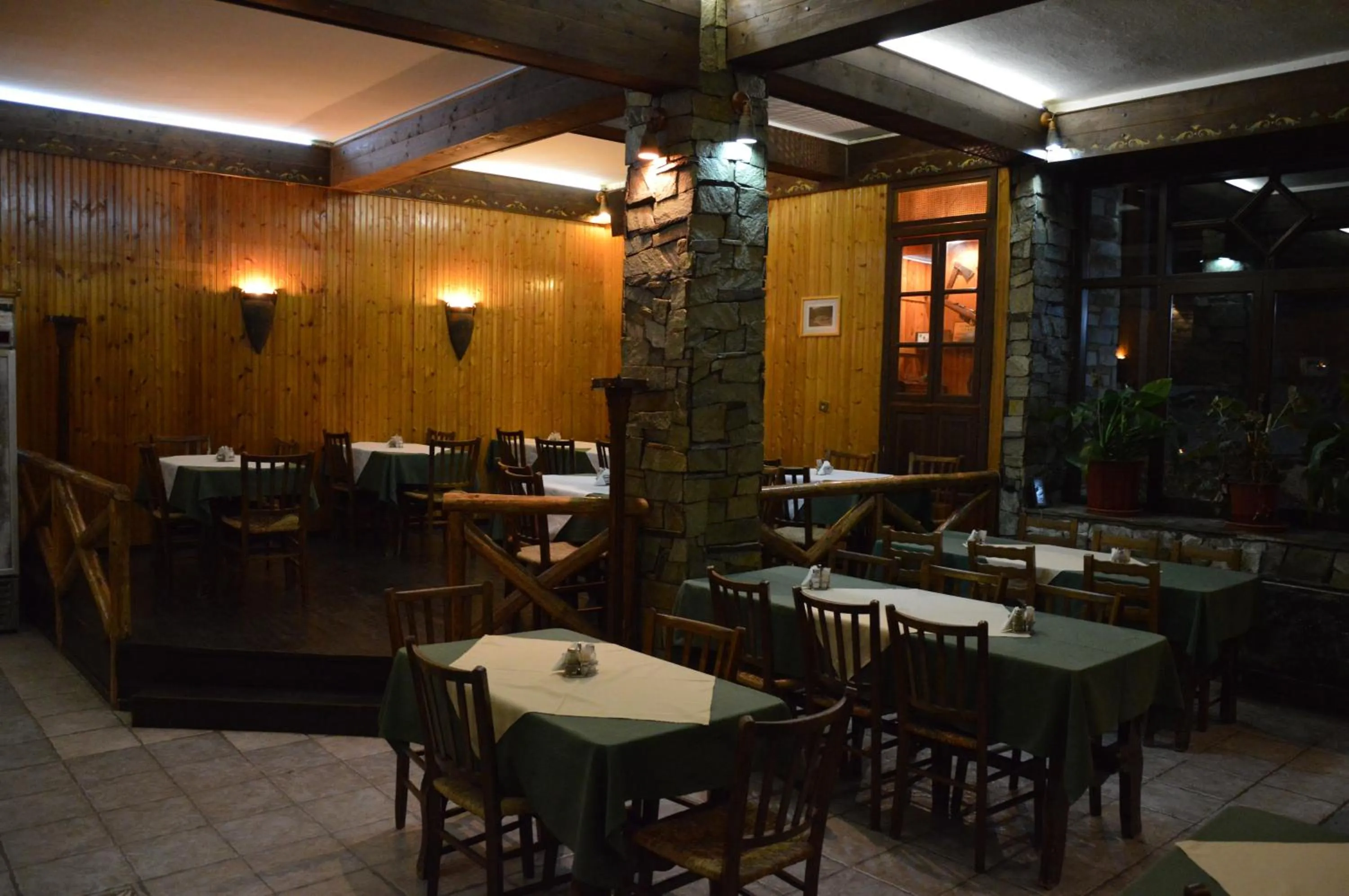 Restaurant/places to eat in Hotel Hani Zisi