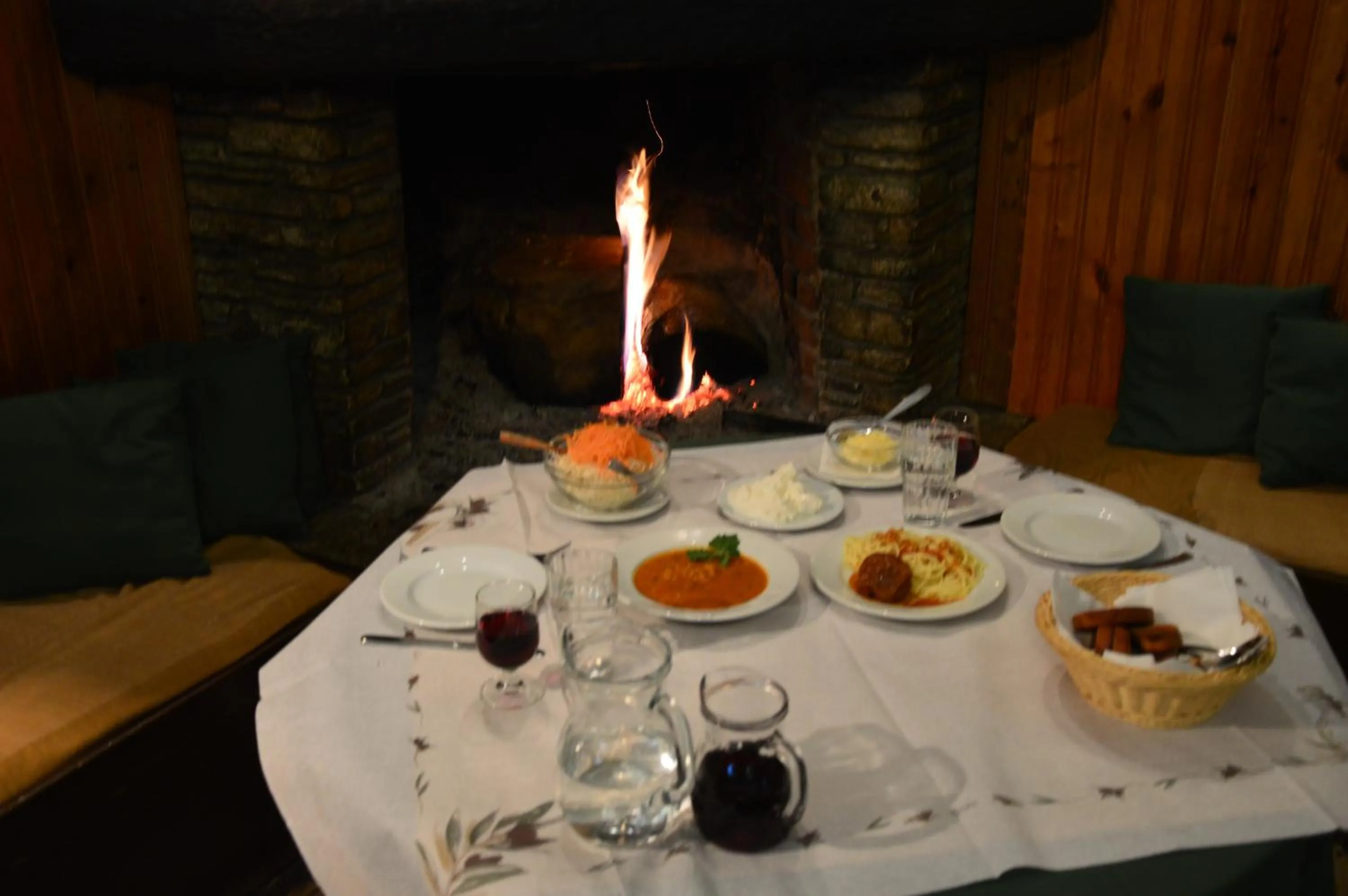 Restaurant/places to eat in Hotel Hani Zisi