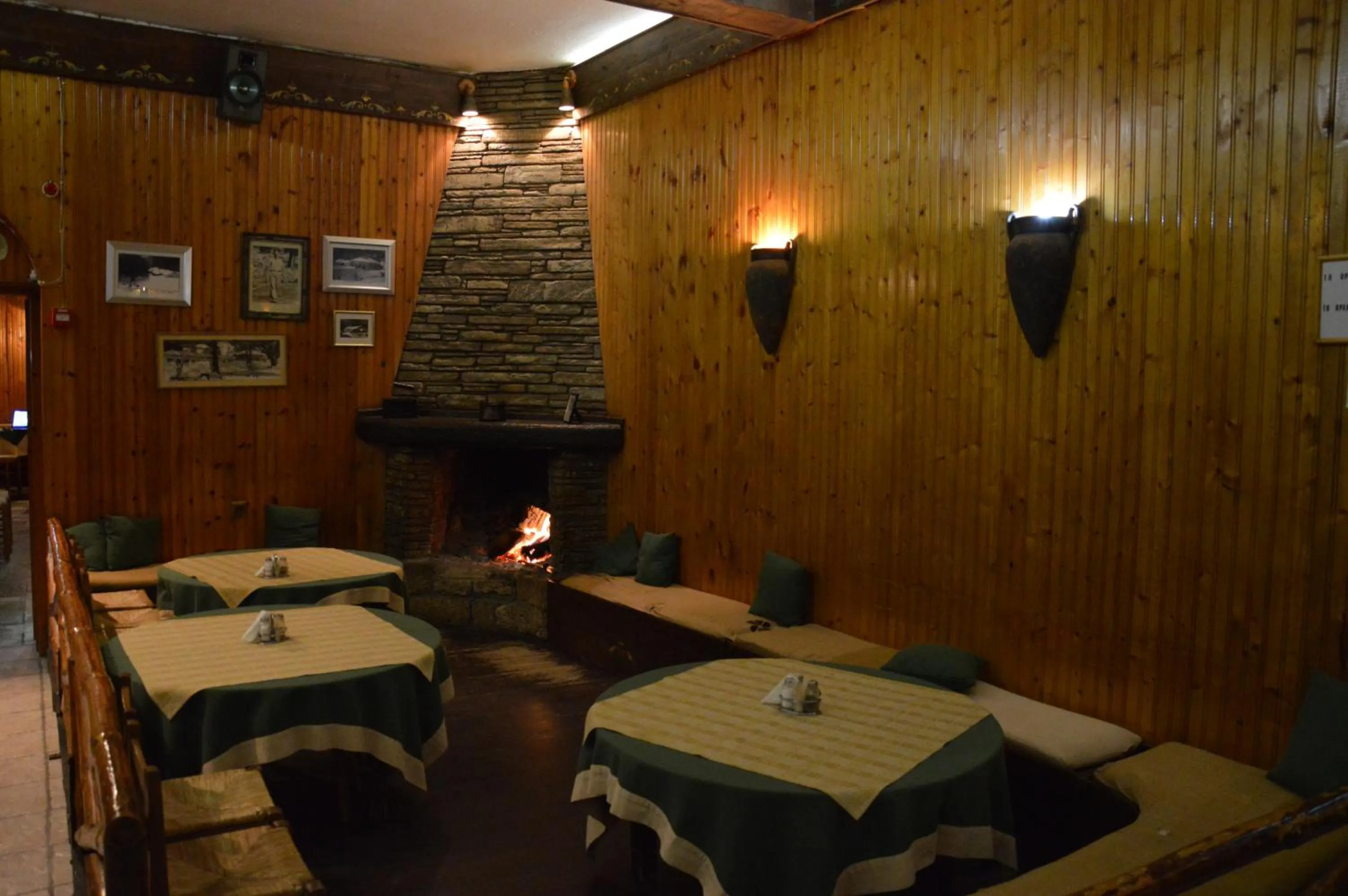 Restaurant/places to eat in Hotel Hani Zisi