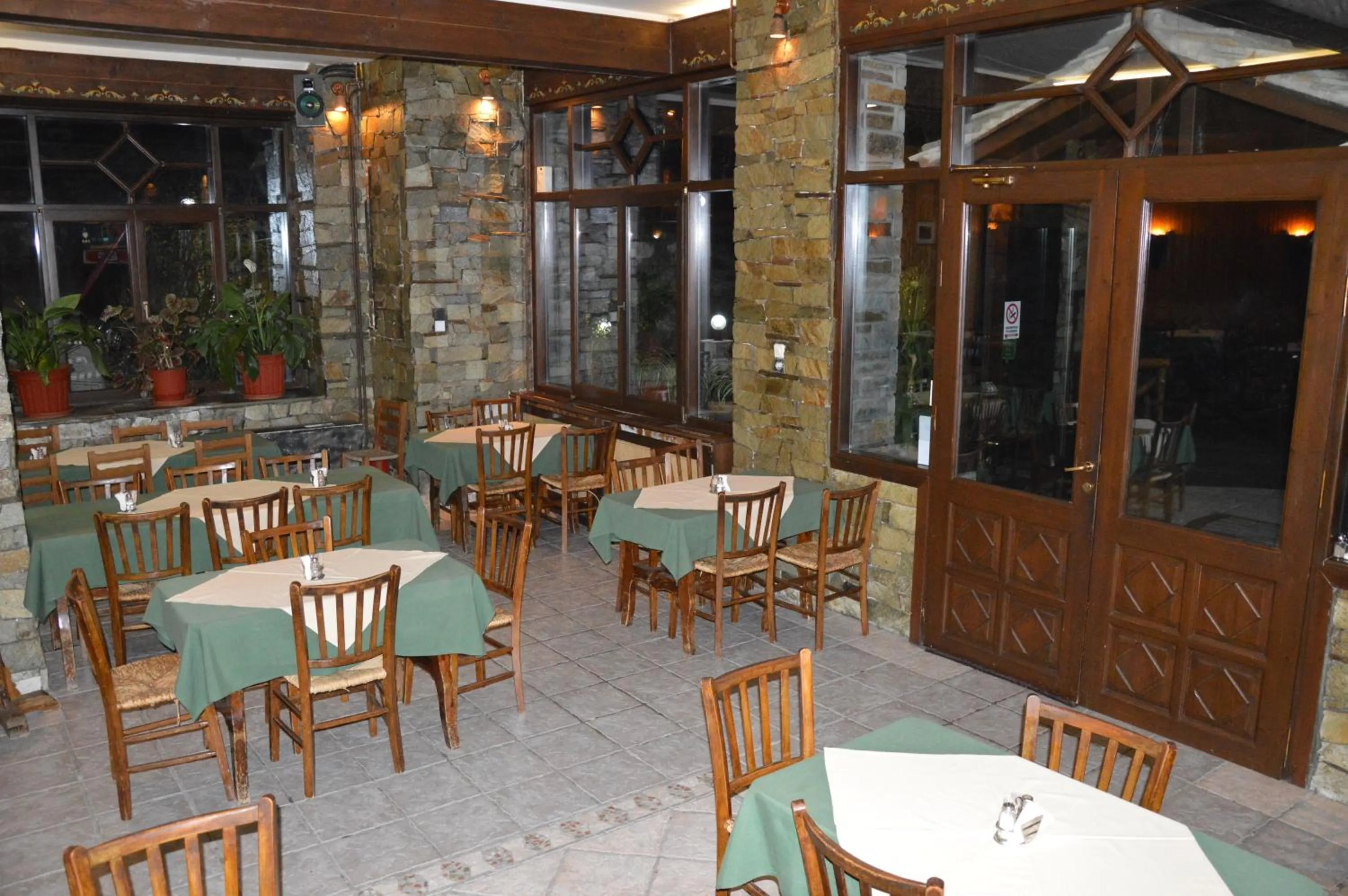 Restaurant/places to eat in Hotel Hani Zisi