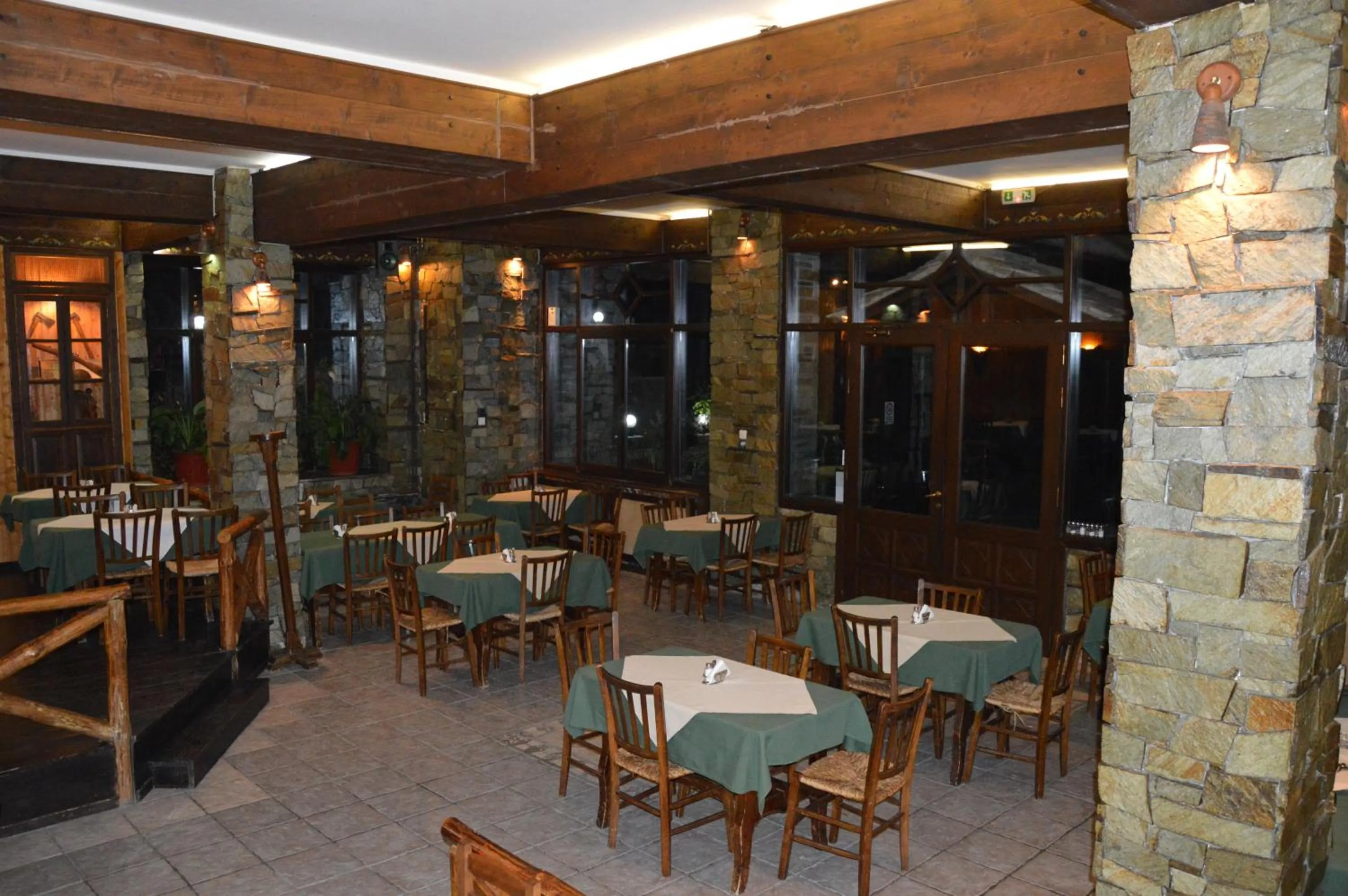 Restaurant/places to eat in Hotel Hani Zisi