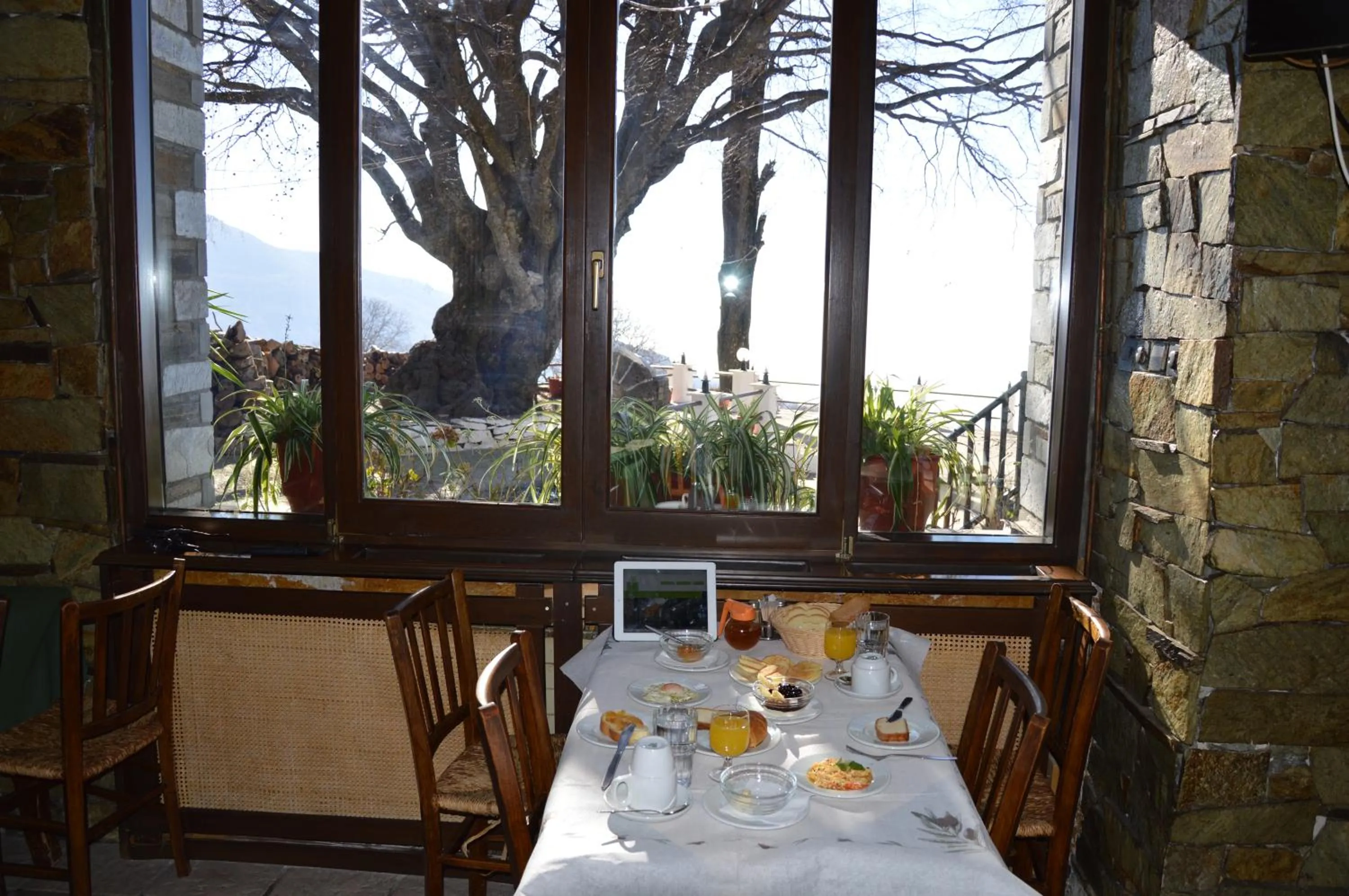 Restaurant/places to eat in Hotel Hani Zisi