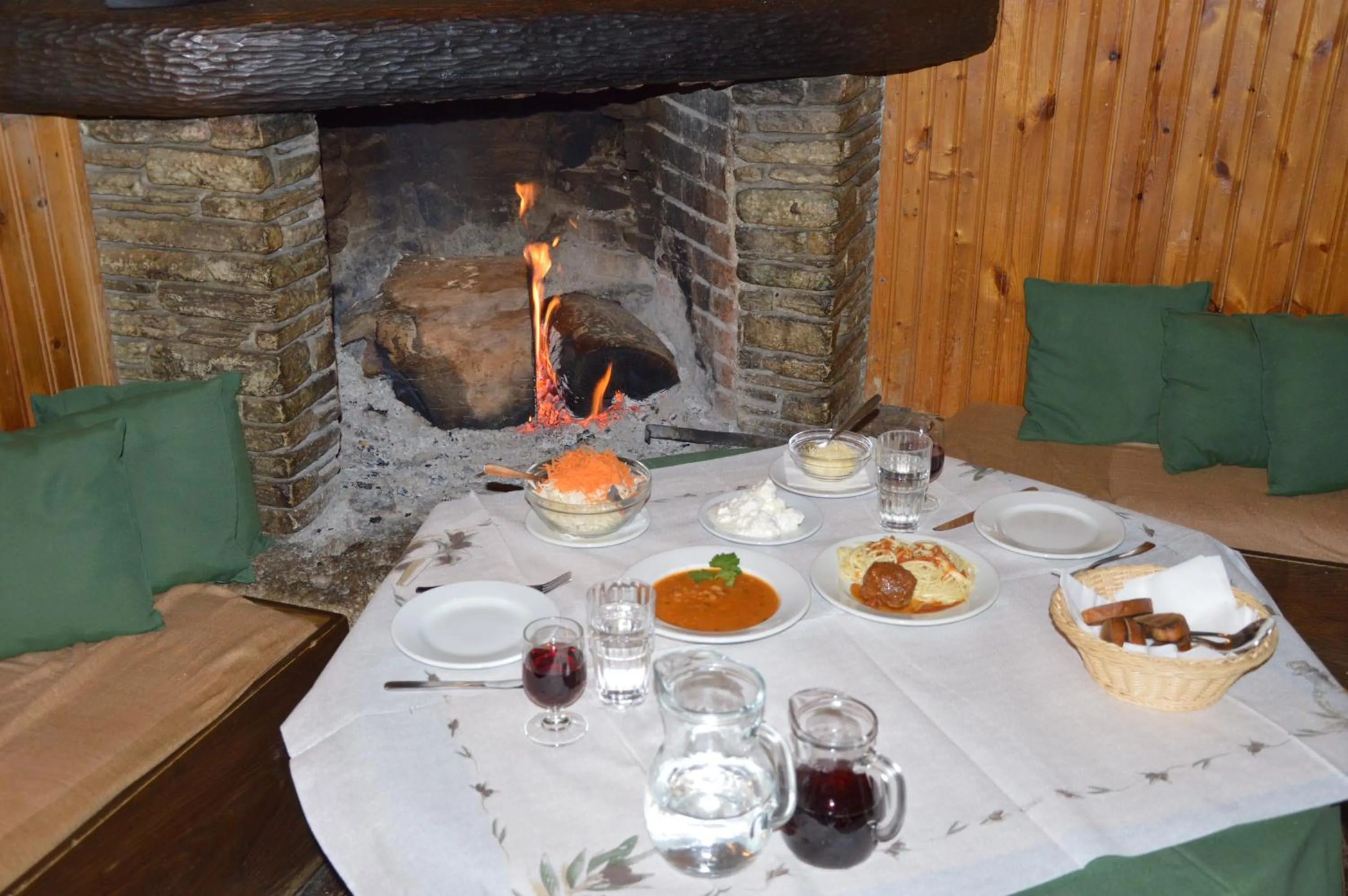 Restaurant/places to eat in Hotel Hani Zisi