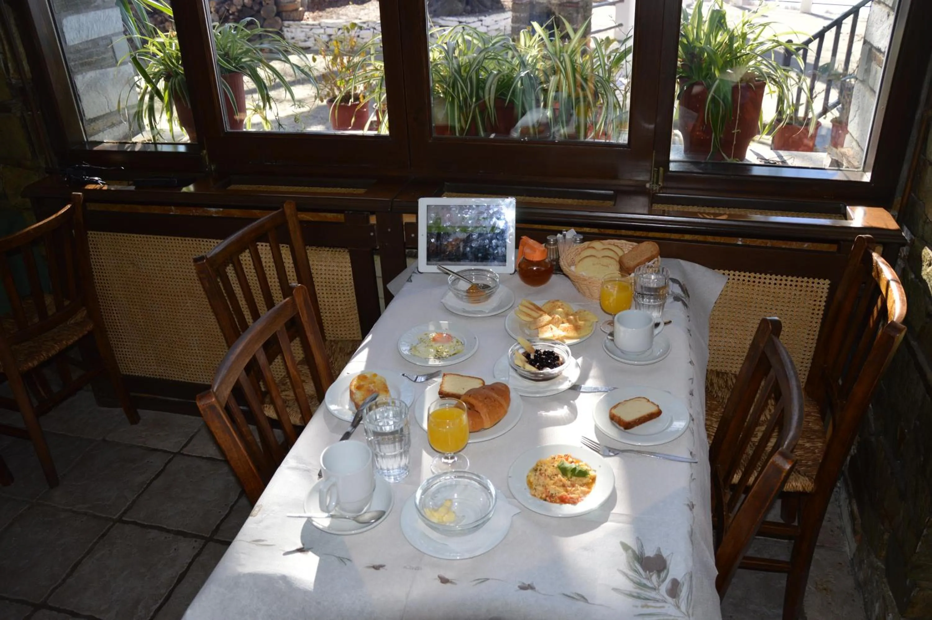 Restaurant/places to eat in Hotel Hani Zisi