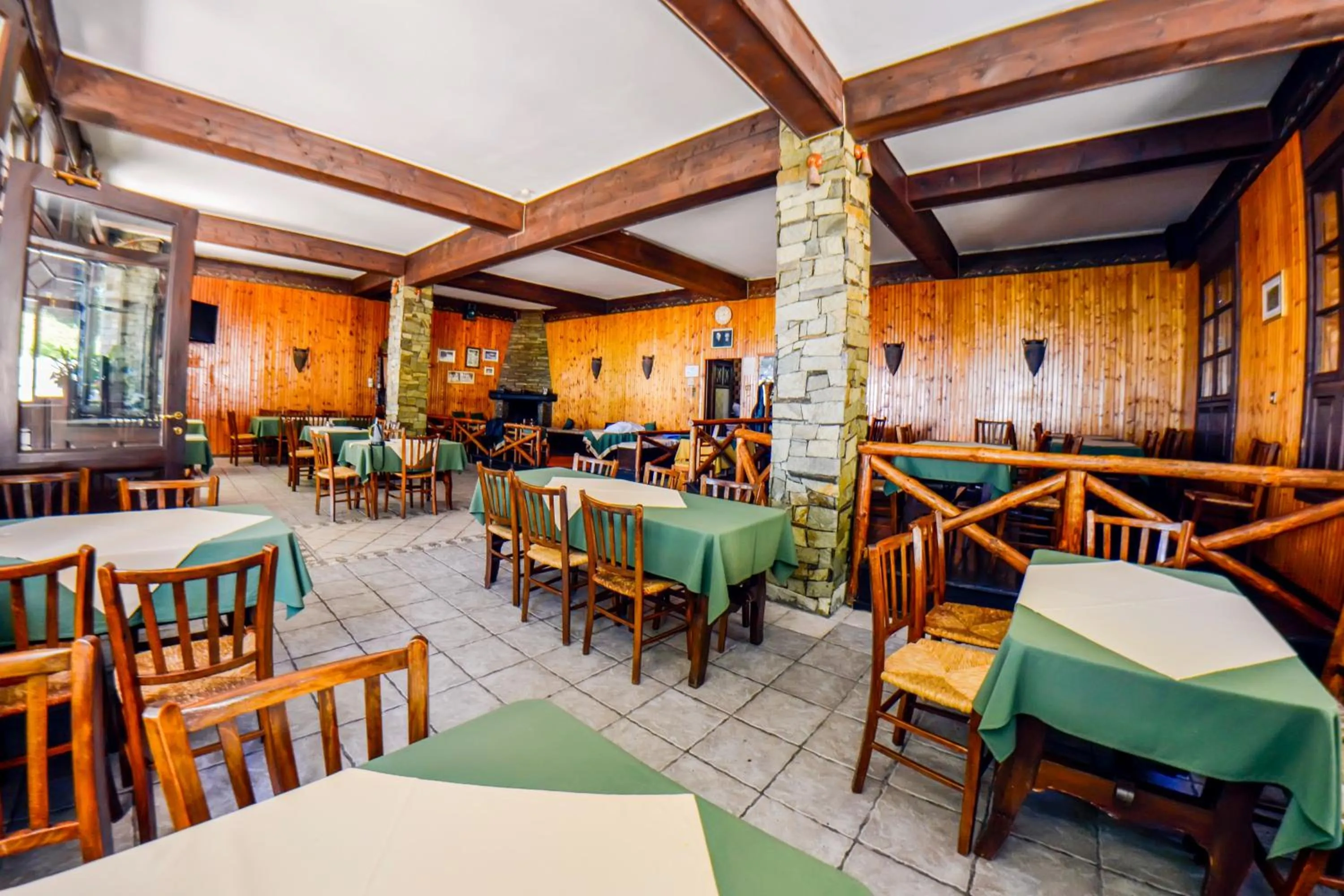 Restaurant/places to eat in Hotel Hani Zisi