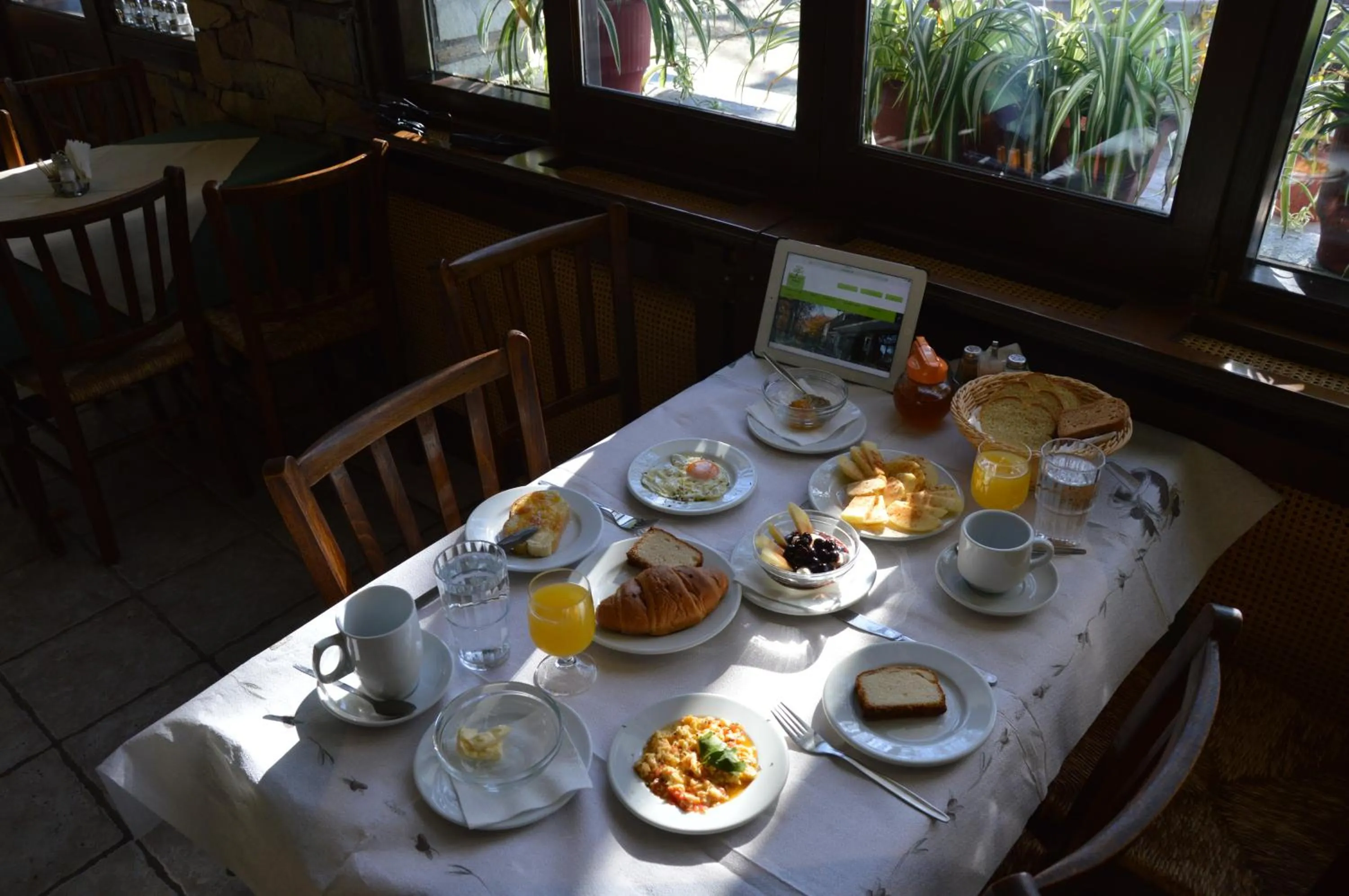 Restaurant/places to eat in Hotel Hani Zisi