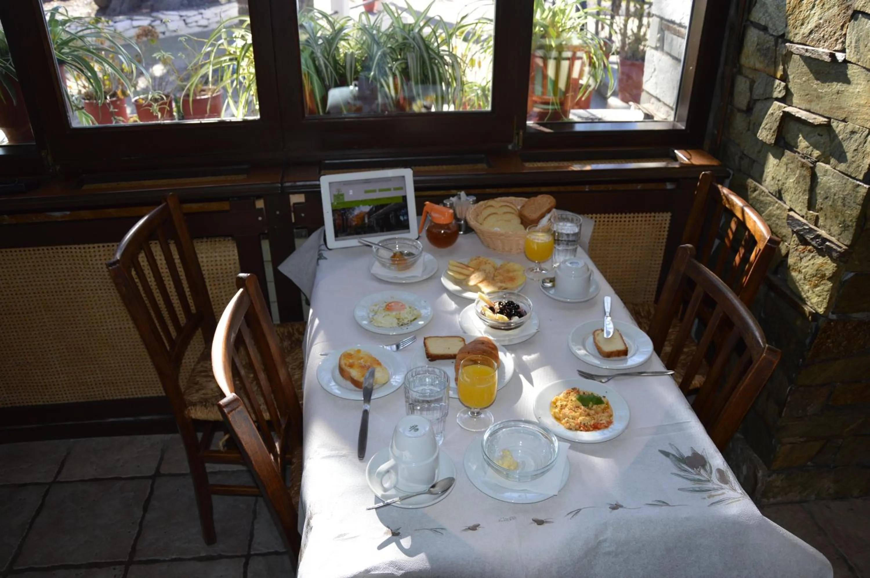 Restaurant/places to eat in Hotel Hani Zisi